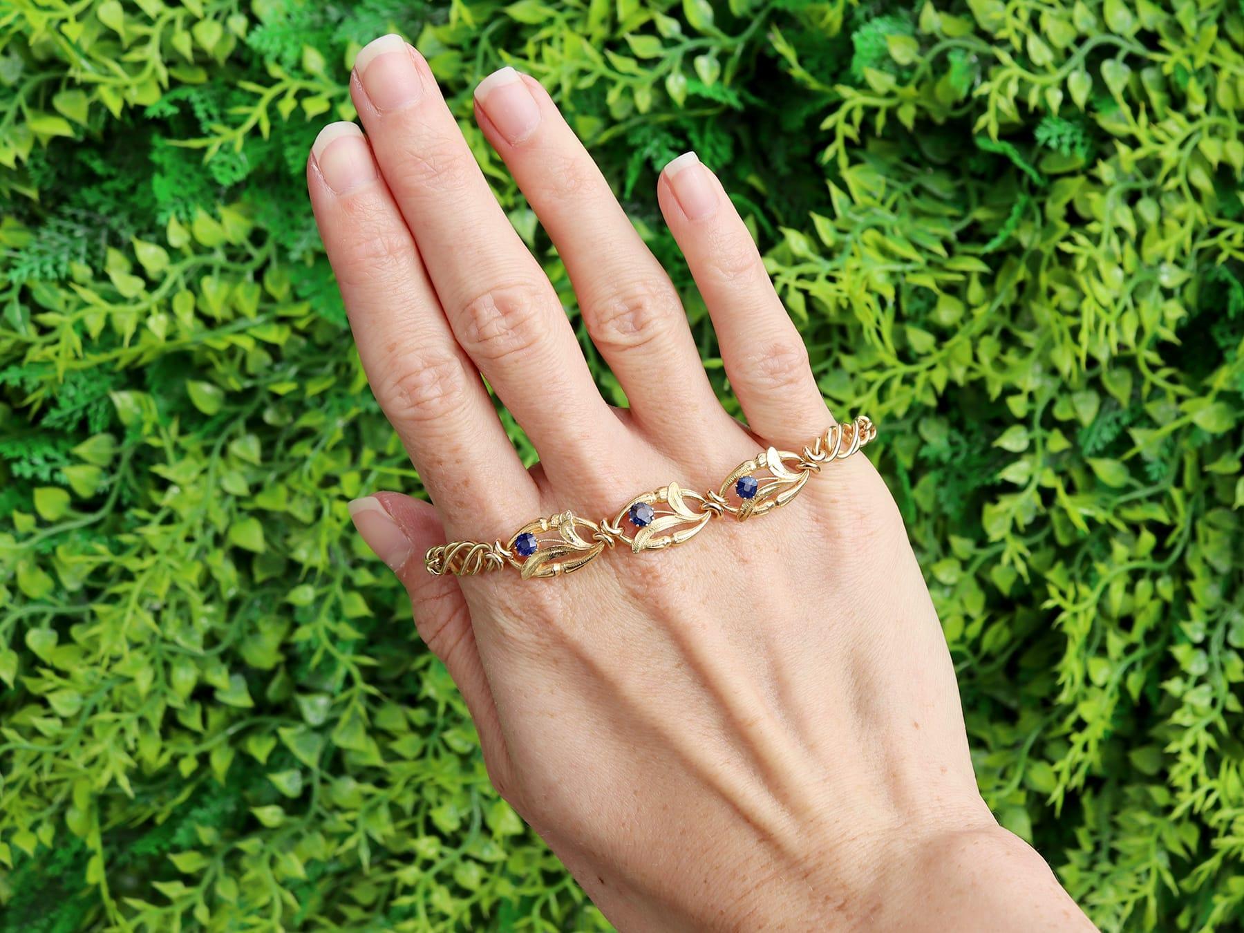 Un superbe, fin et impressionnant bracelet ancien en saphir basaltique de 0,20 carat et en or jaune 18 carats ; faisant partie de notre collection variée de bijoux anciens en saphir.

Ce magnifique bracelet en saphir ancien, fin et impressionnant, a