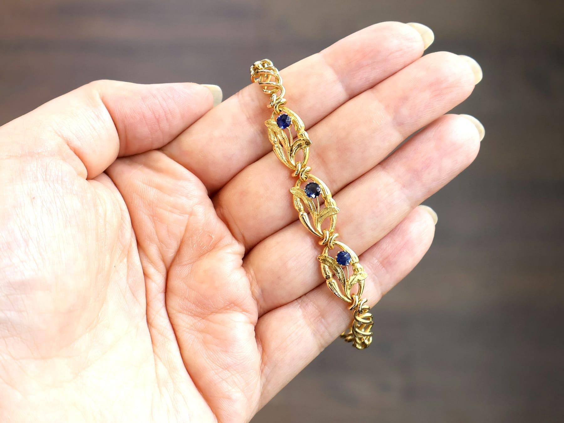 Taille coussin Bracelet ancien en saphir basaltique de 0,20 carat et or jaune 18k Circa 1925 en vente