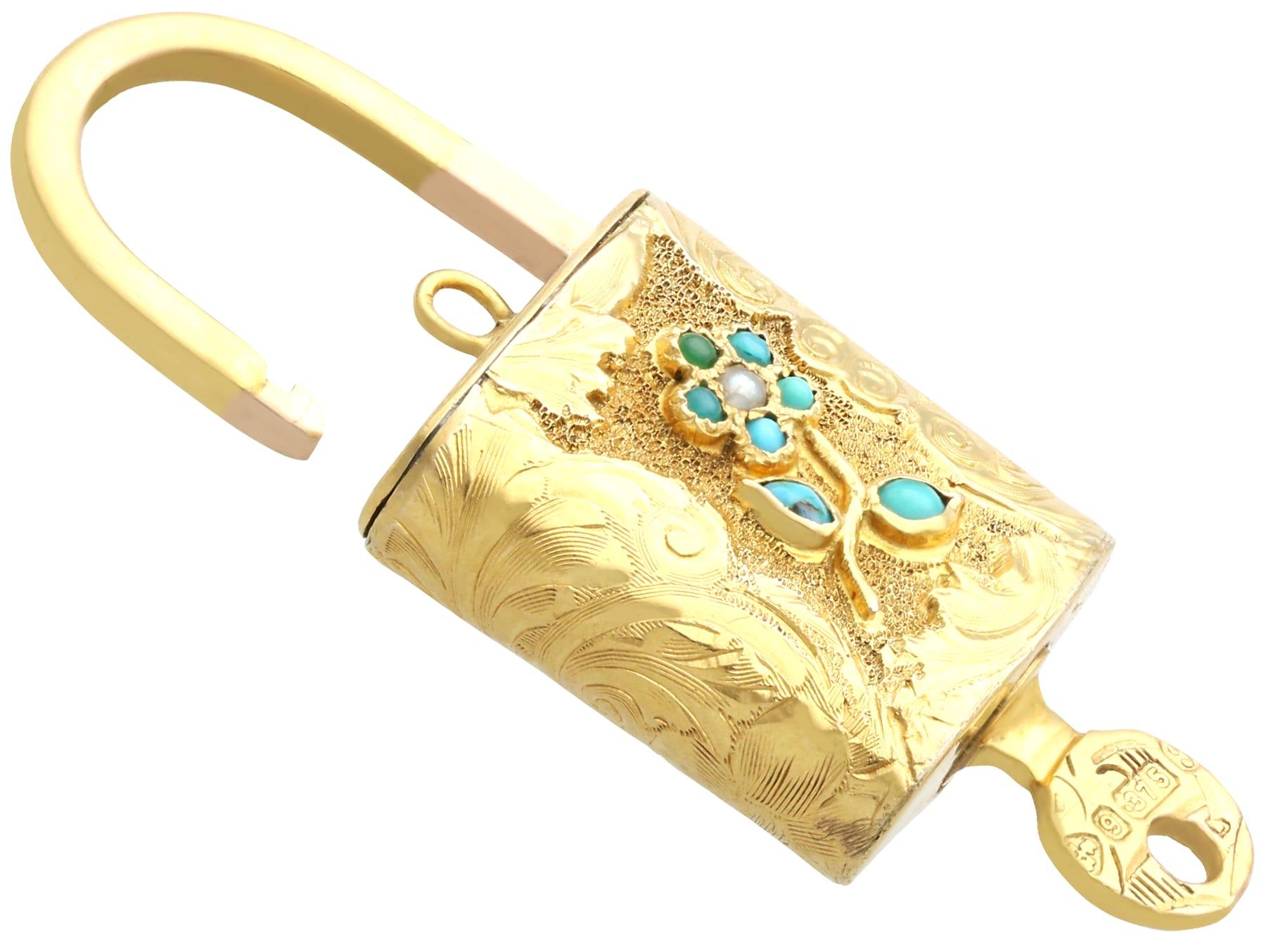 Fermoir/bracelet ancien en or jaune 9 carats avec turquoise et perles de 0,20 carat  Unisexe en vente