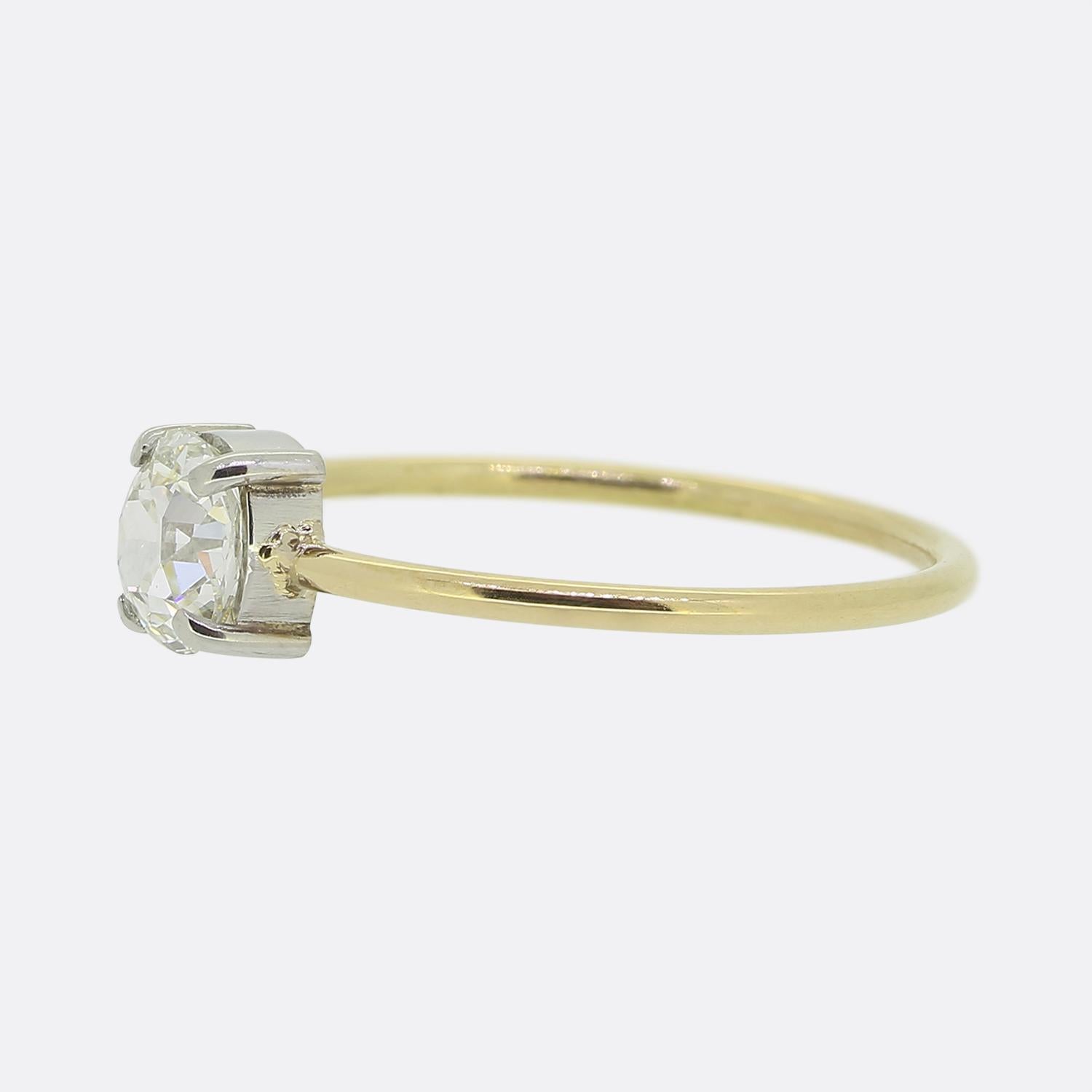 Hier haben wir einen Solitärring mit einem atemberaubenden Diamanten im Altminenschliff. Der Diamant mit seinen einzigartigen Facetten ist in einer klassischen Vier-Zacken-Fassung gefasst. Das schmale Band ist aus 18 Karat Gelbgold gefertigt und