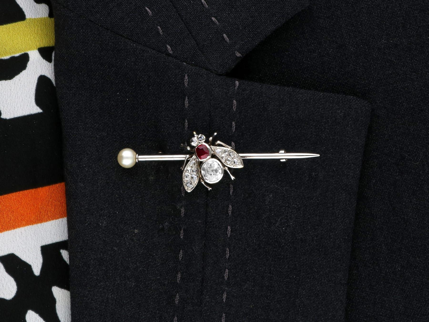 Antico rubino da 0,26 carati, diamante da 1,02 carati, perla d'argento con insetto incastonato, spilla a barretta in vendita 5