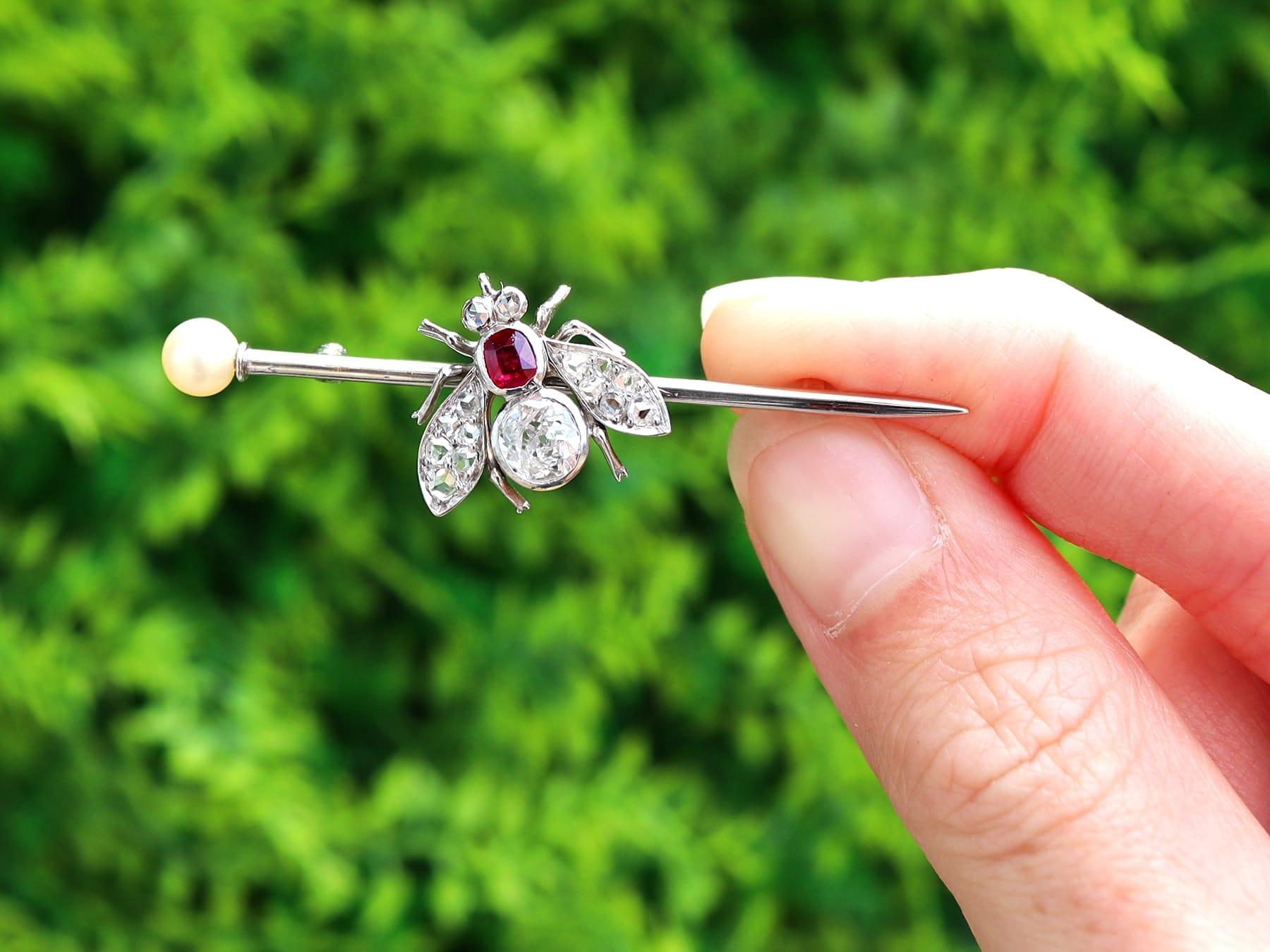 Una splendida, raffinata e impressionante spilla a forma di barretta di insetti con rubino da 0,26 carati e diamante da 1,02 carati, perla e argento incastonati - confezionata; fa parte delle nostre diverse collezioni di gioielli antichi.

Questa