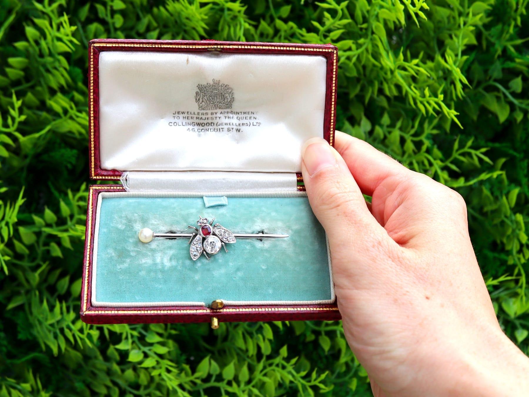 Edoardiano Antico rubino da 0,26 carati, diamante da 1,02 carati, perla d'argento con insetto incastonato, spilla a barretta in vendita