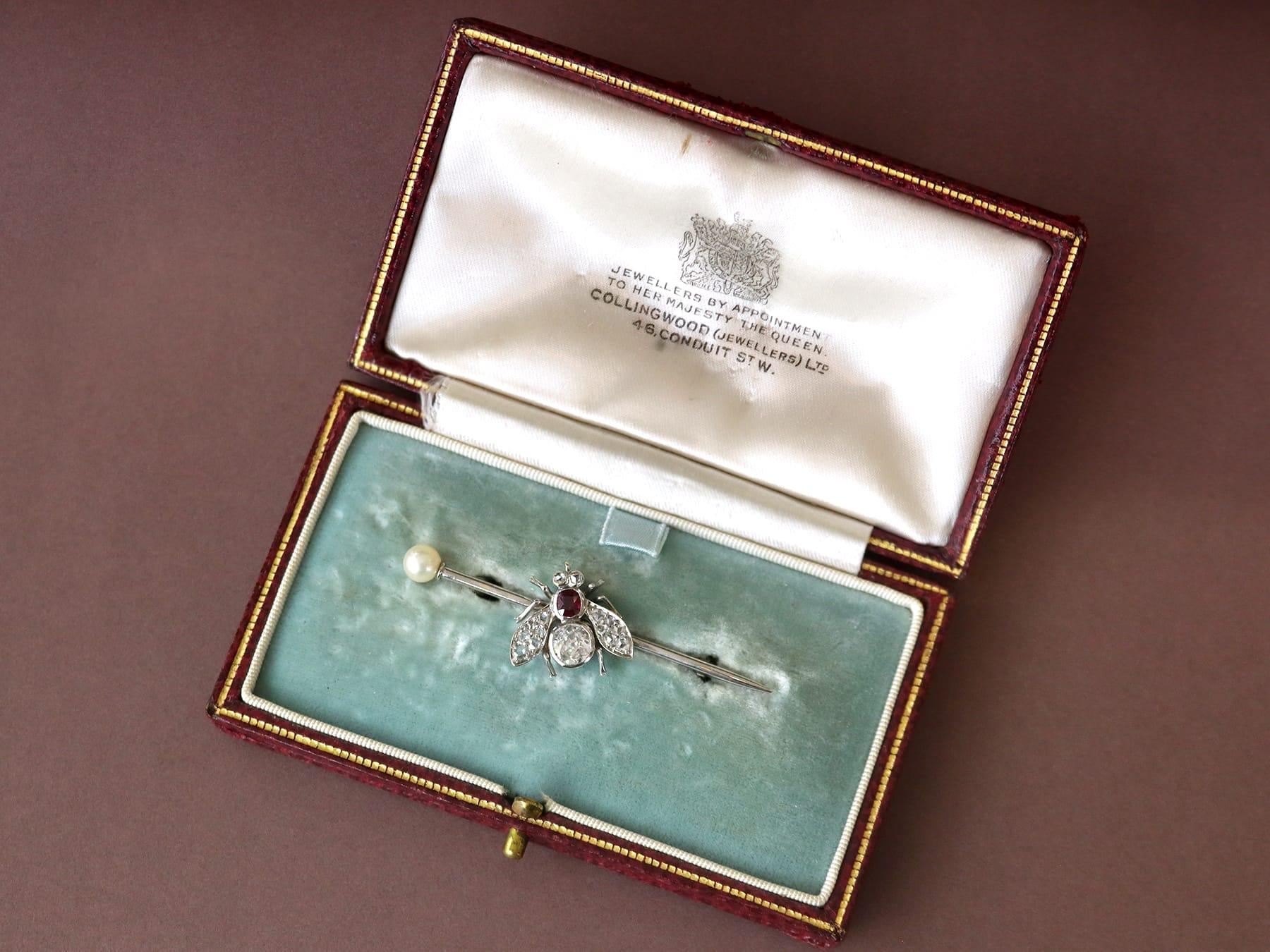 Taglio antico europeo Antico rubino da 0,26 carati, diamante da 1,02 carati, perla d'argento con insetto incastonato, spilla a barretta in vendita