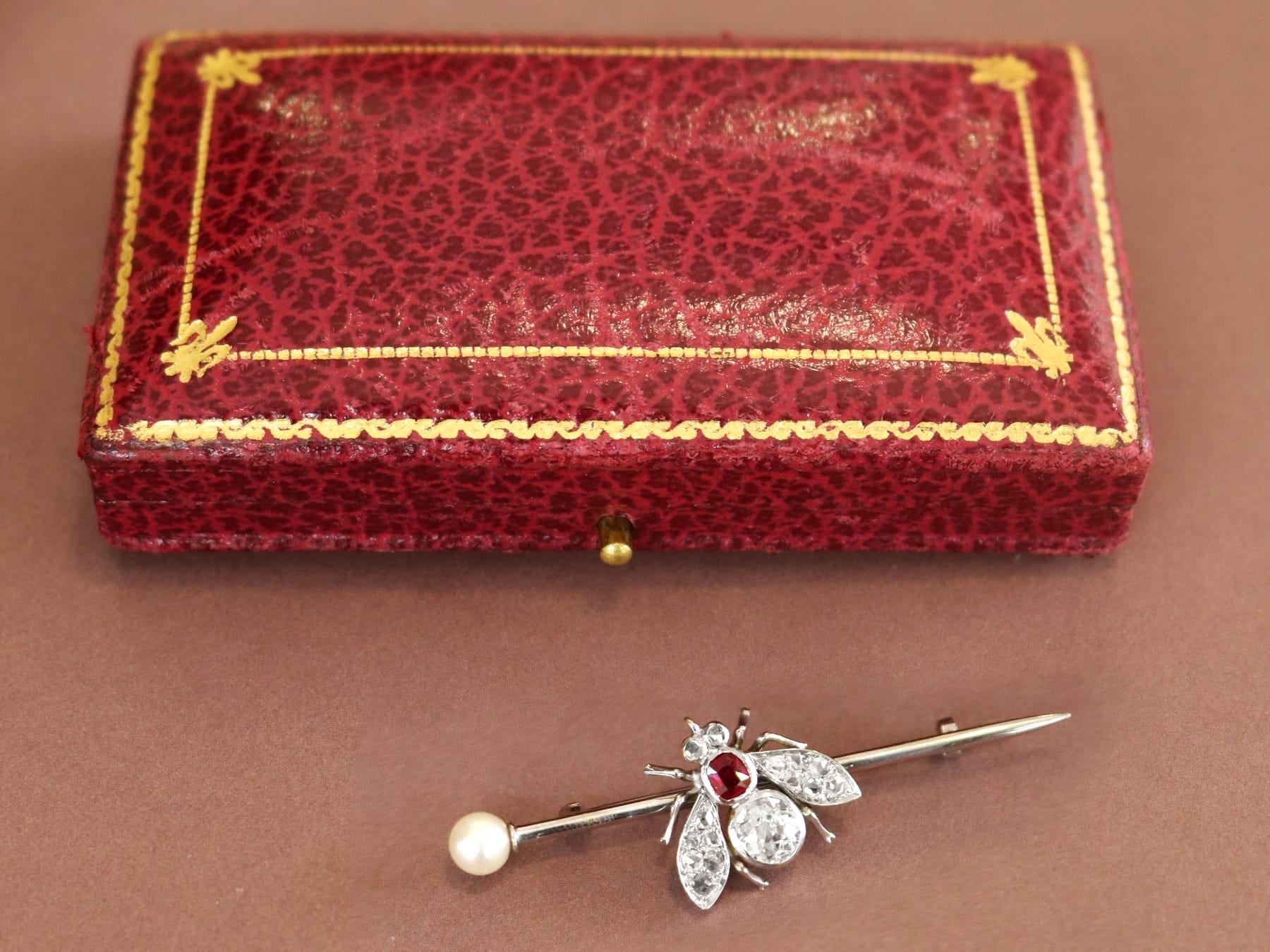 Antico rubino da 0,26 carati, diamante da 1,02 carati, perla d'argento con insetto incastonato, spilla a barretta In condizioni ottime in vendita a Jesmond, Newcastle Upon Tyne