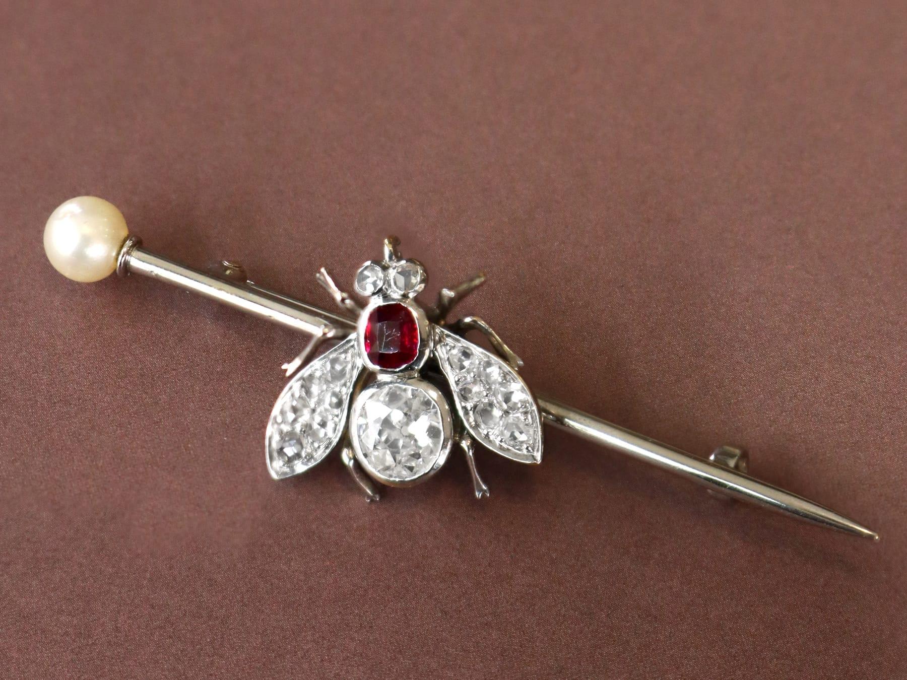 da uomo o donna Antico rubino da 0,26 carati, diamante da 1,02 carati, perla d'argento con insetto incastonato, spilla a barretta in vendita