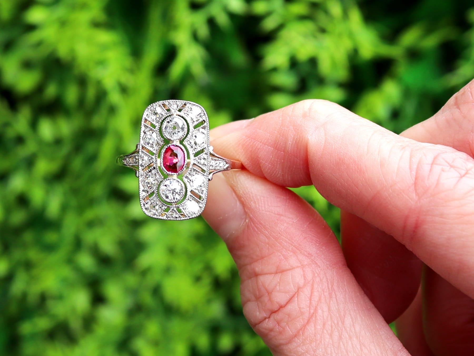 Étonnante, fine et impressionnante bague ancienne des années 1920, sertie de rubis de 0,26 carat et de diamants de 0,65 carat, en or jaune 14 carats et en platine, faisant partie de nos diverses collections de bijoux en rubis.

Cette étonnante, fine