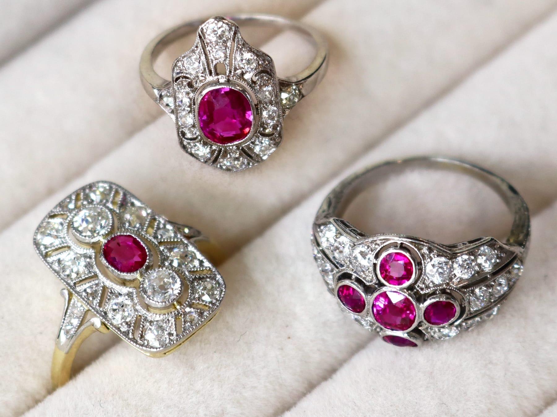 Taille ovale Bague ancienne en or jaune 14 carats avec rubis de 0,26 carat et diamants de 0,65 carat, c. 1925 en vente
