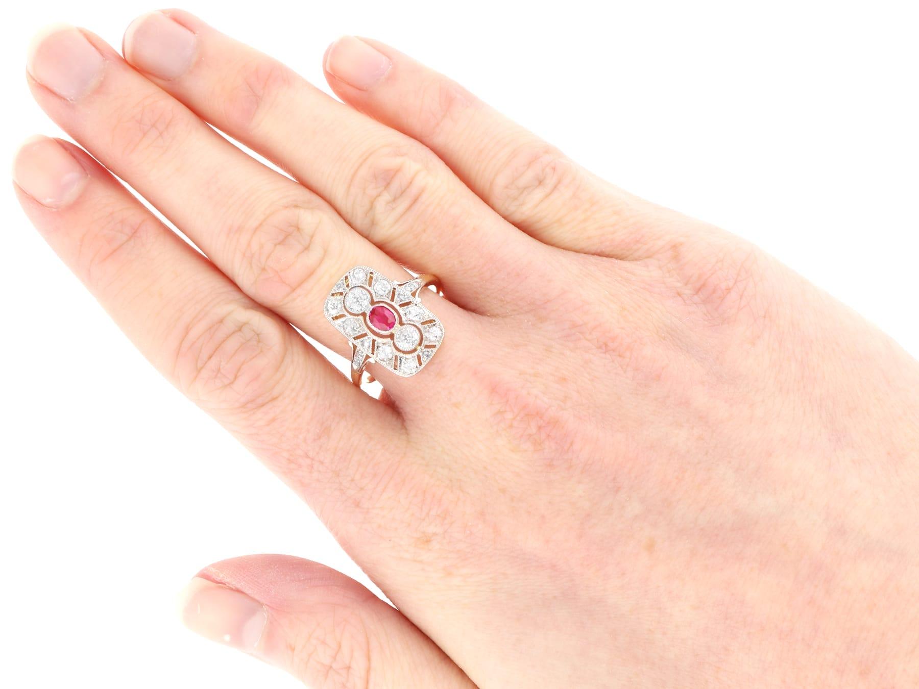 Bague ancienne en or jaune 14 carats avec rubis de 0,26 carat et diamants de 0,65 carat, c. 1925 en vente 4