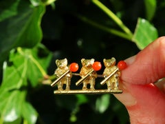 Broche ours en or jaune et corail ancien de 0,28 carat