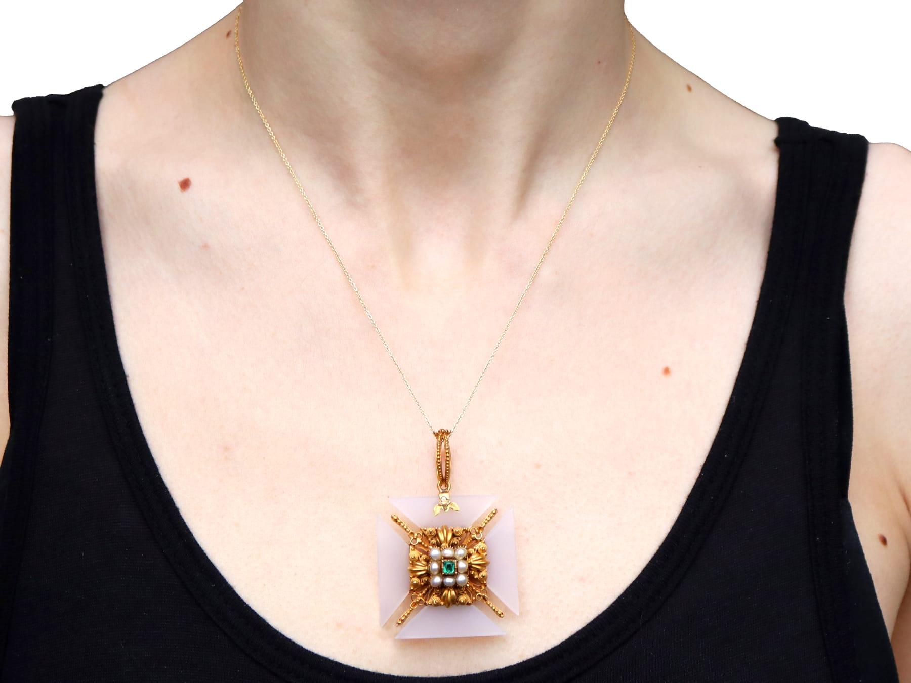 Pendentif ancien en or jaune 21 carats, émeraude, agate, perle et émeraude de 0,28 carat, c. 1830 en vente 4