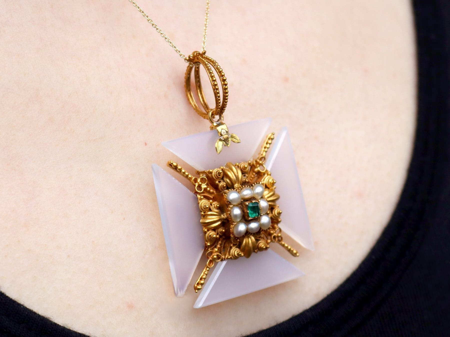 Pendentif ancien en or jaune 21 carats, émeraude, agate, perle et émeraude de 0,28 carat, c. 1830 en vente 5
