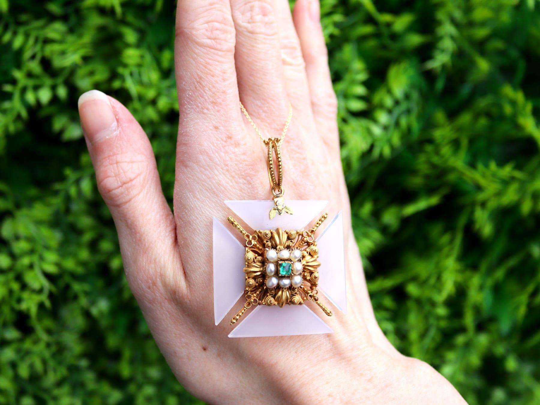 Un superbe, fin et impressionnant pendentif antique de 0,28 carat en émeraude, agate, perle et or jaune 21 carats ; faisant partie de notre collection diversifiée de bijoux de deuil victoriens.

Ce pendentif en forme de croix victorienne, fin et