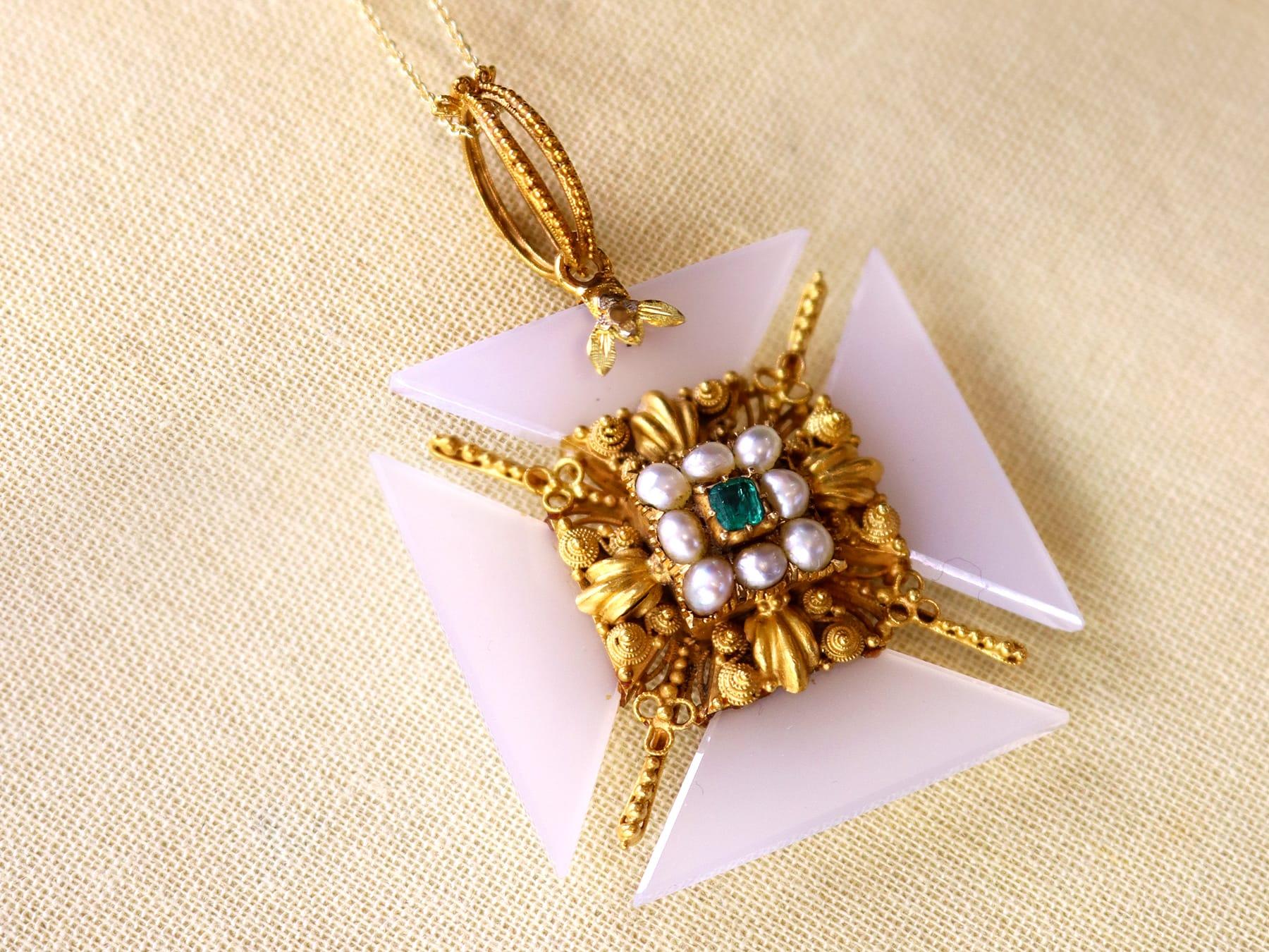 Victorien Pendentif ancien en or jaune 21 carats, émeraude, agate, perle et émeraude de 0,28 carat, c. 1830 en vente