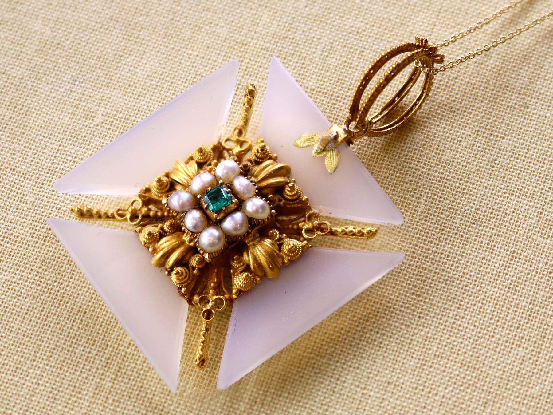 Taille carrée Pendentif ancien en or jaune 21 carats, émeraude, agate, perle et émeraude de 0,28 carat, c. 1830 en vente