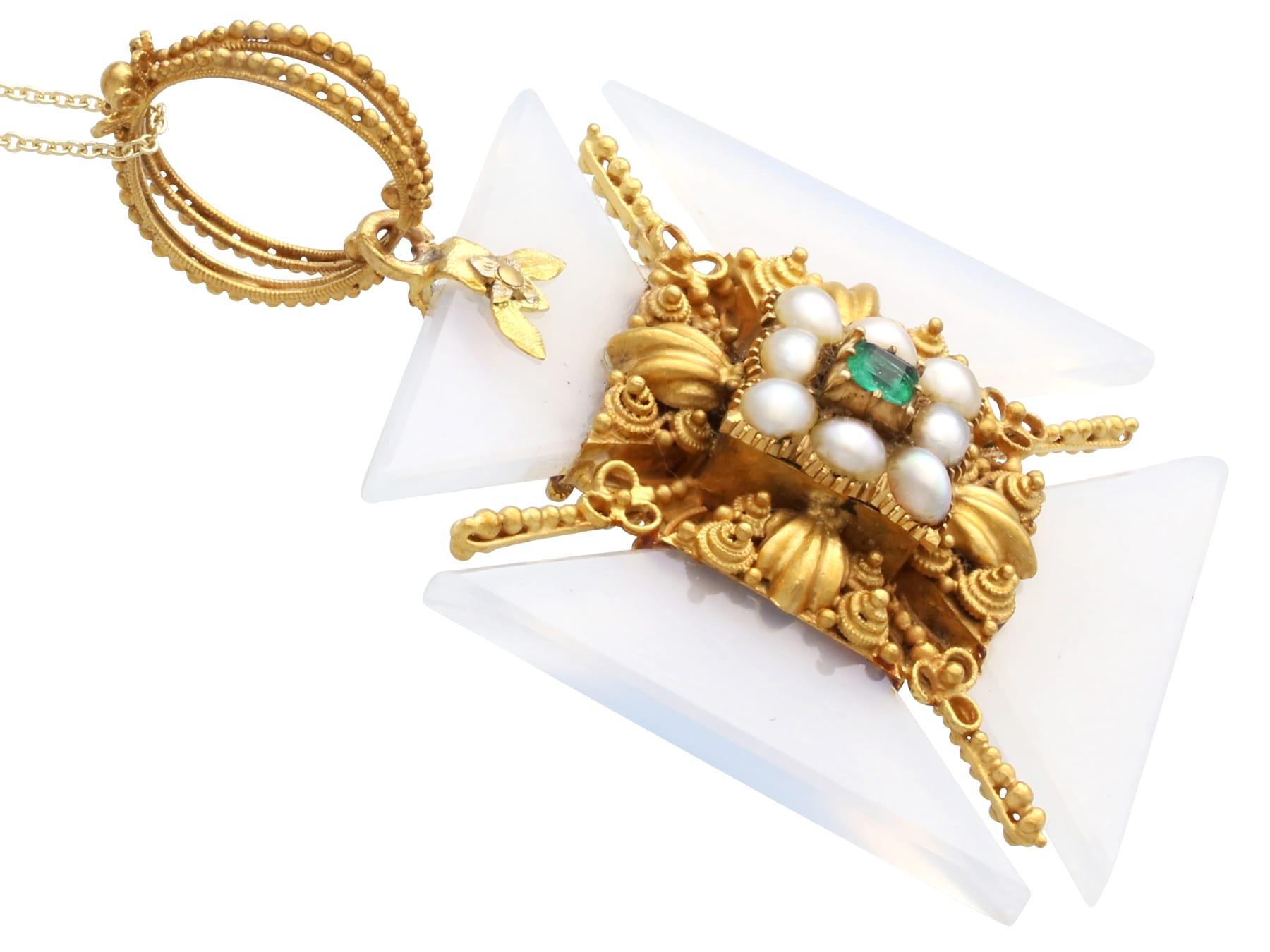 Pendentif ancien en or jaune 21 carats, émeraude, agate, perle et émeraude de 0,28 carat, c. 1830 Unisexe en vente