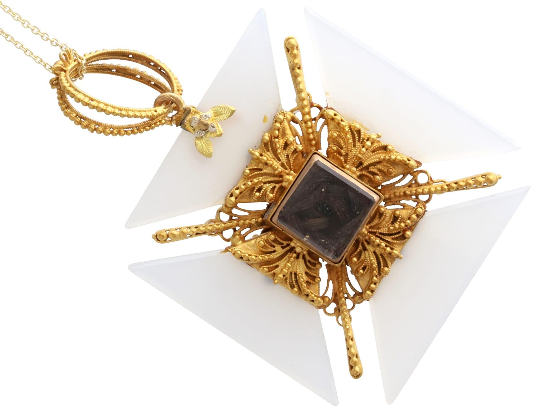 Pendentif ancien en or jaune 21 carats, émeraude, agate, perle et émeraude de 0,28 carat, c. 1830 en vente 1
