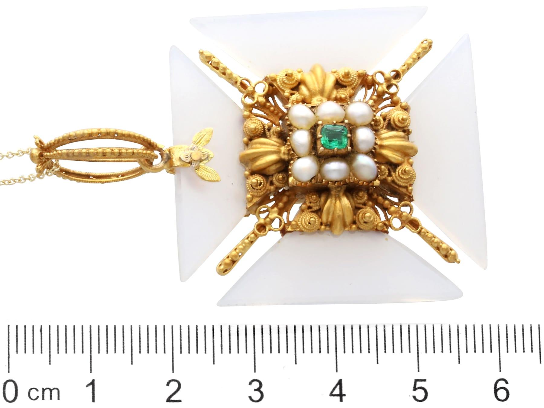 Pendentif ancien en or jaune 21 carats, émeraude, agate, perle et émeraude de 0,28 carat, c. 1830 en vente 2