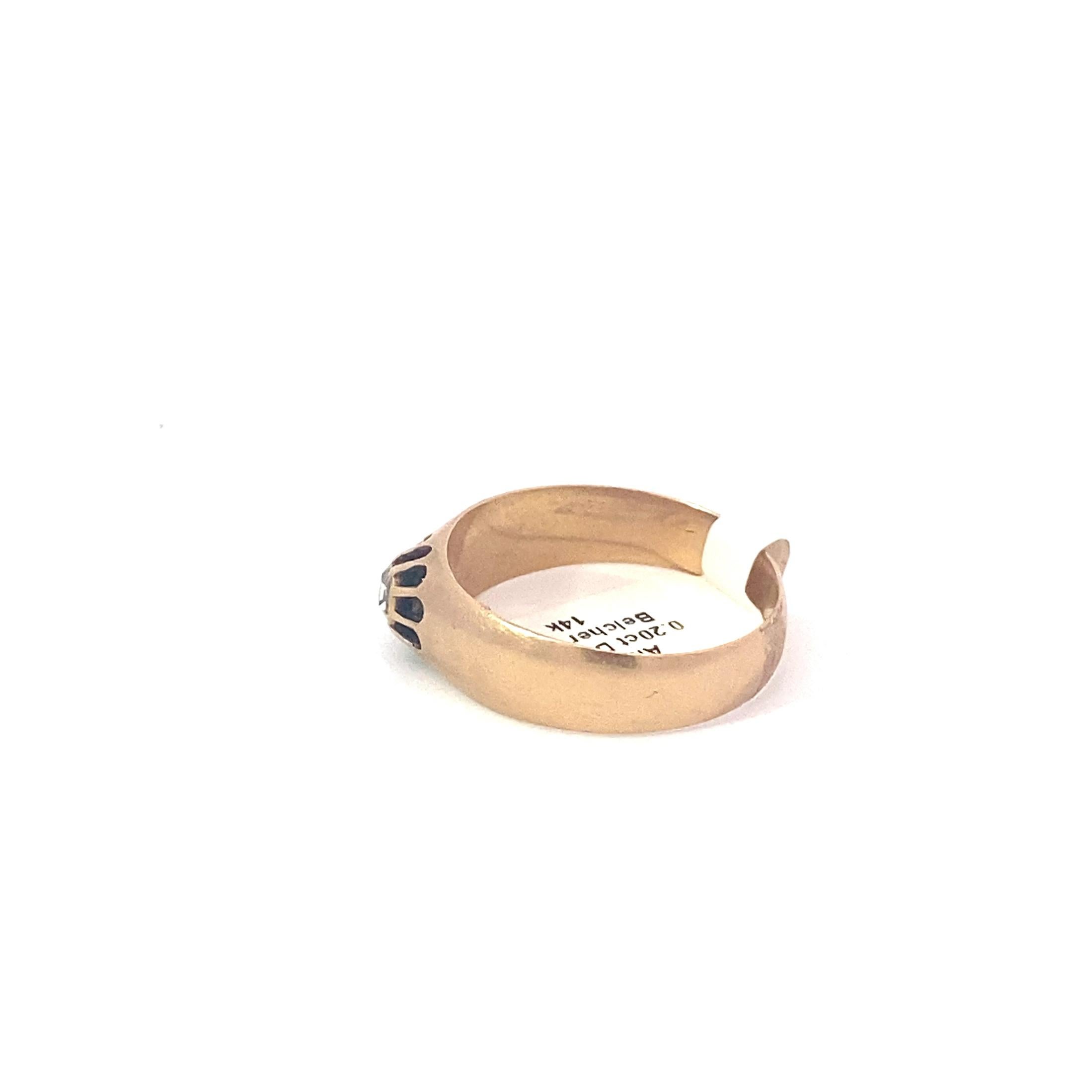 Antiker Ring mit Diamant im Rosenschliff in Lünettenfassung mit floralem Motiv. 0,2 Karat Diamant mit etwa 3,5 mm Durchmesser. Ring misst etwa Größe 11 mit einem 5 mm bis 7 mm verjüngten Band. Der Ring stammt höchstwahrscheinlich aus der