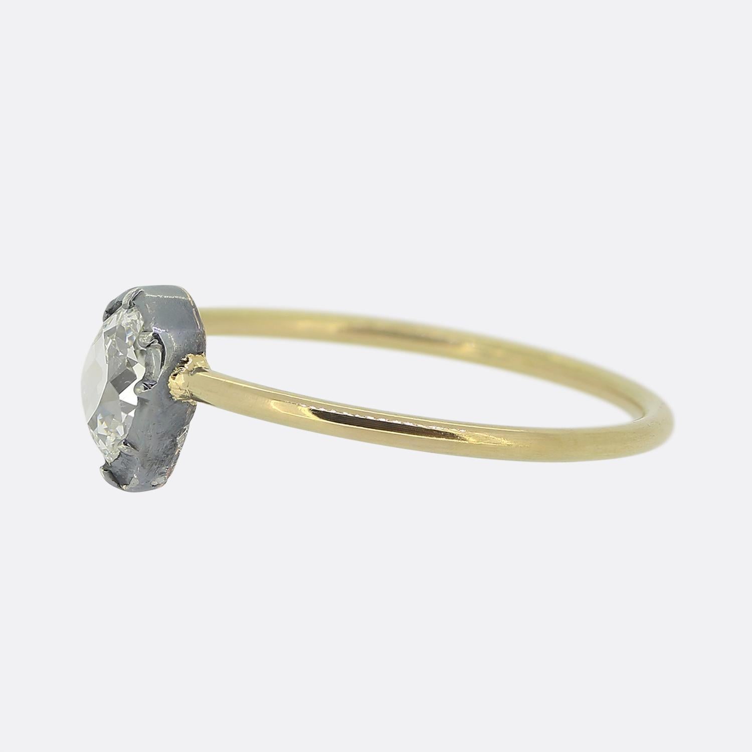 Hier haben wir einen charmanten Diamant-Solitärring. Das Stück stammt ursprünglich aus der viktorianischen Zeit und zeigt einen klobigen alten Diamanten im Birnenschliff in der Mitte des Gesichts. Dieser einsame Stein sitzt stolz in einem