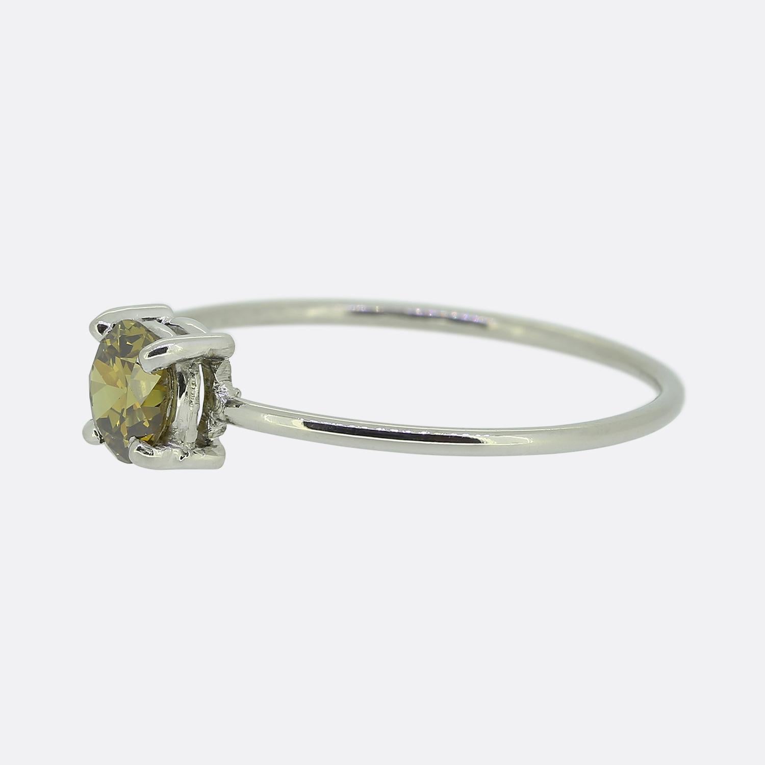 Nous avons ici une bague solitaire raffinée. Réalisée en platine, cette pièce est ornée d'un captivant diamant rond facetté de taille européenne ancienne, qui trône seul et fièrement dans une monture à quatre griffes. Cette pierre focale possède une