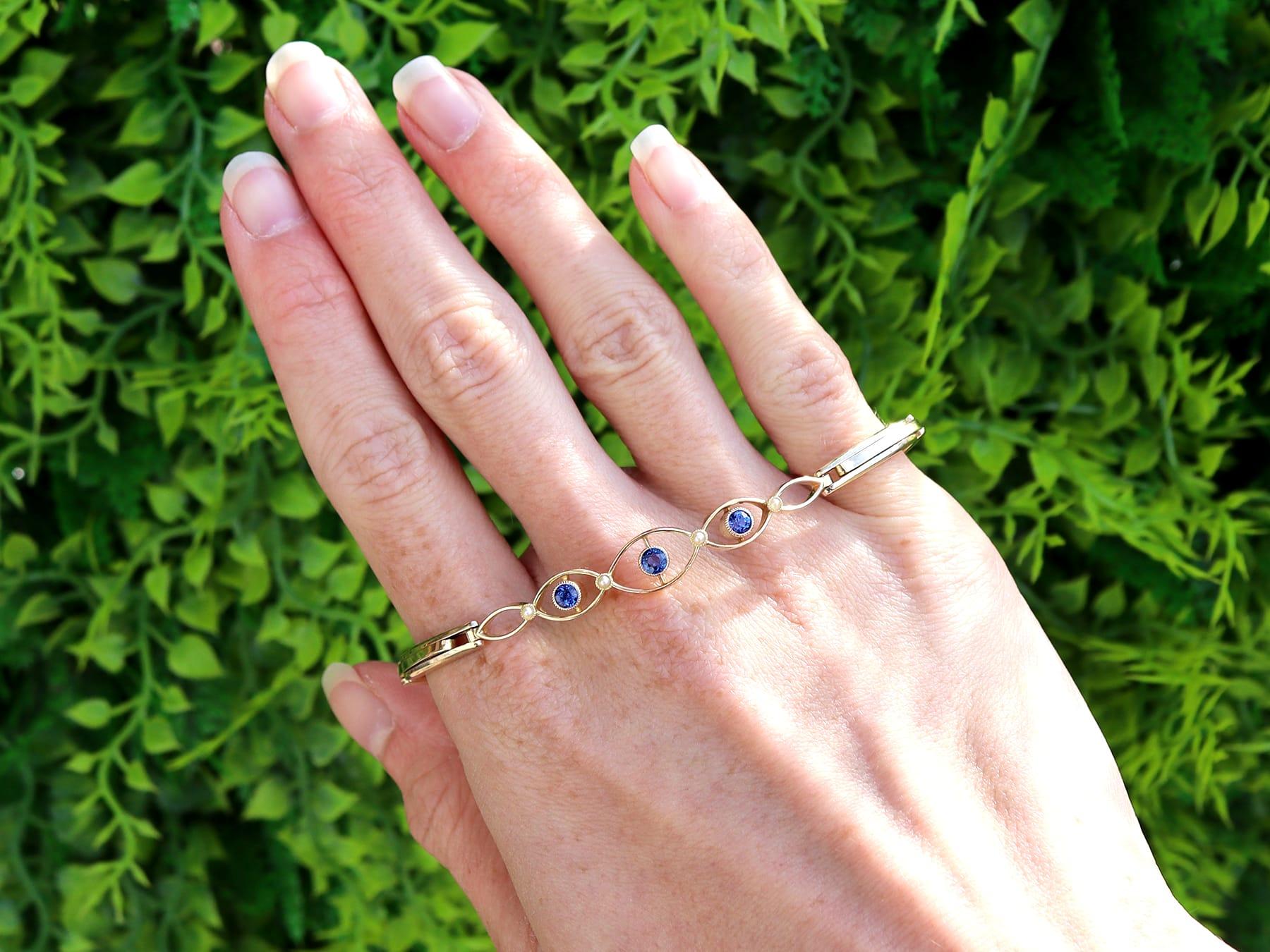 Un beau et impressionnant bracelet ancien en saphir et perle de 0,36 carat, en or jaune 9 carats ; faisant partie de notre collection variée de bracelets anciens.

Ce bracelet ancien, fin et impressionnant, a été réalisé en or jaune 9k.

Le bracelet