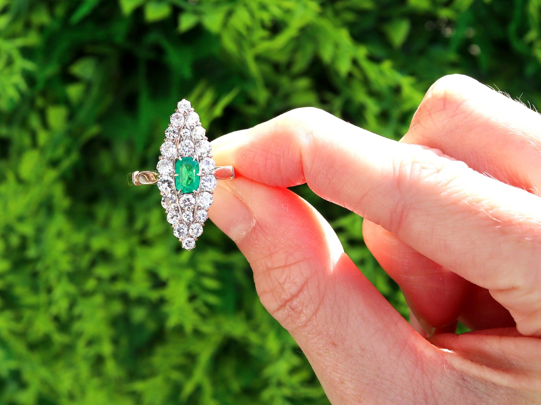 Une superbe bague ancienne en or jaune 9 carats, composée d'une émeraude de 0,39 carat et d'un diamant de 2,04 carats. Cette bague fait partie de notre collection de bagues habillées des années 1920.

Cette magnifique bague en émeraude et diamant de