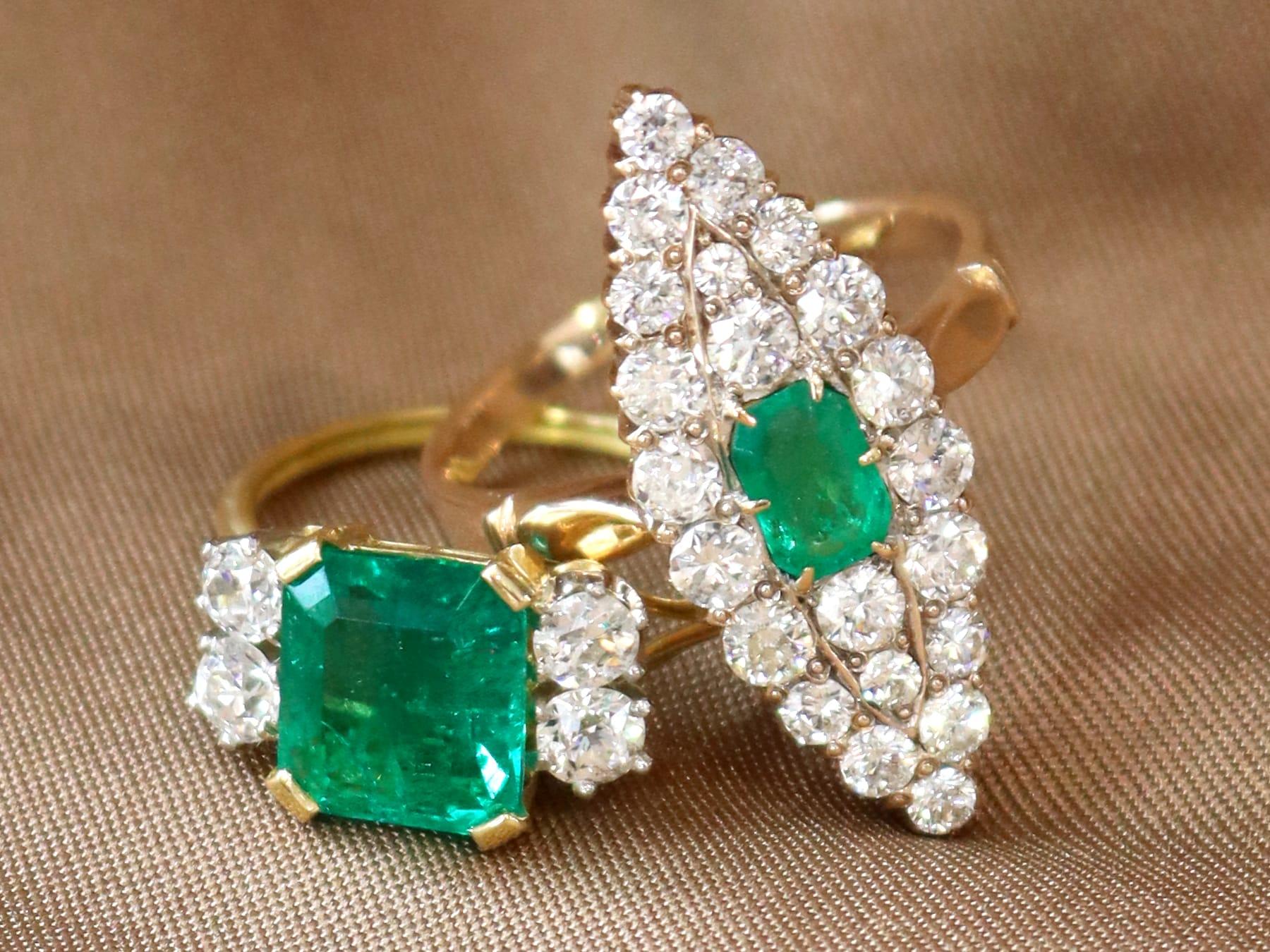 Taille émeraude Bague ancienne en or jaune 9 carats avec émeraude de 0,39 carat et diamants de 2,04 carats, c. 1920 en vente