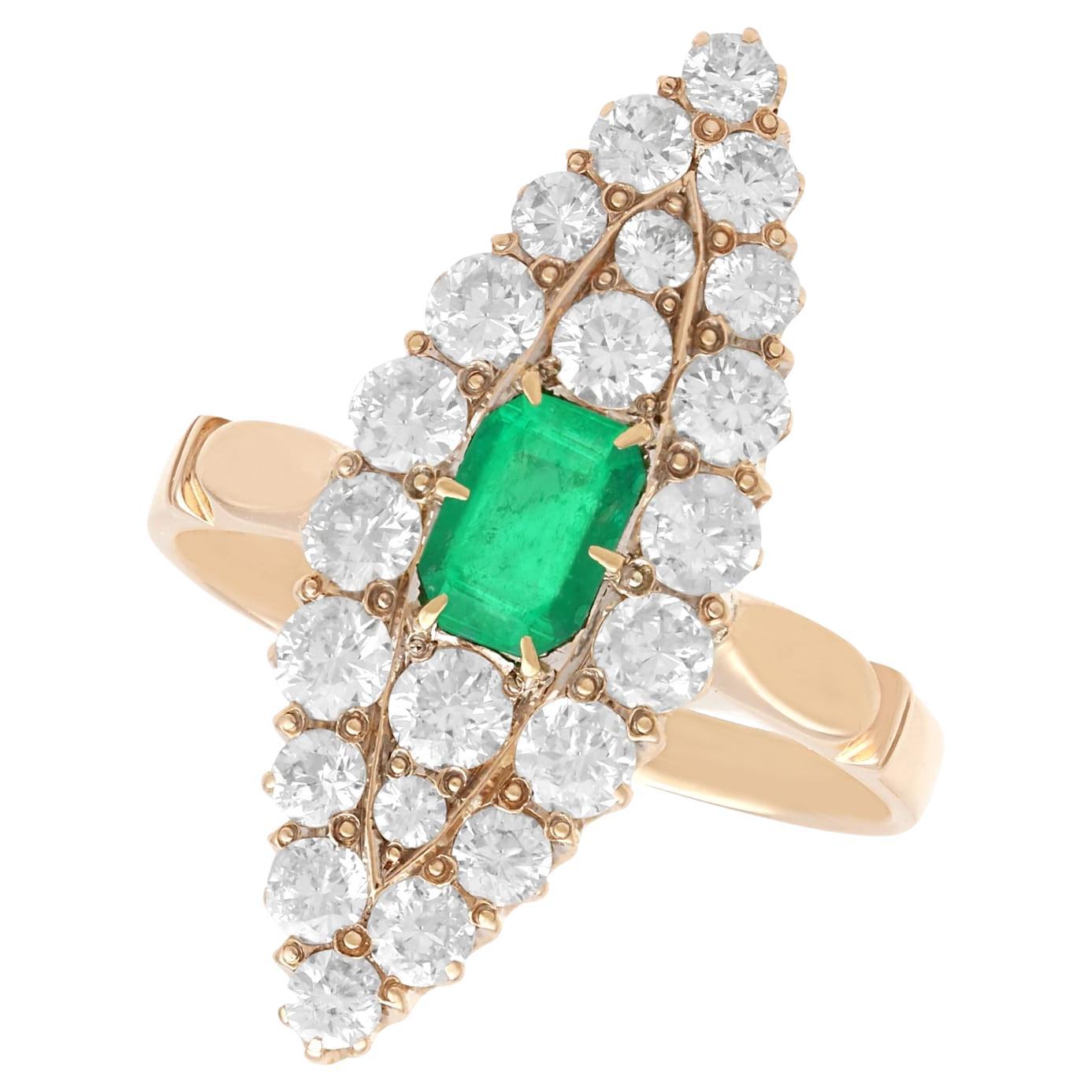 Bague ancienne en or jaune 9 carats avec émeraude de 0,39 carat et diamants de 2,04 carats, c. 1920 en vente