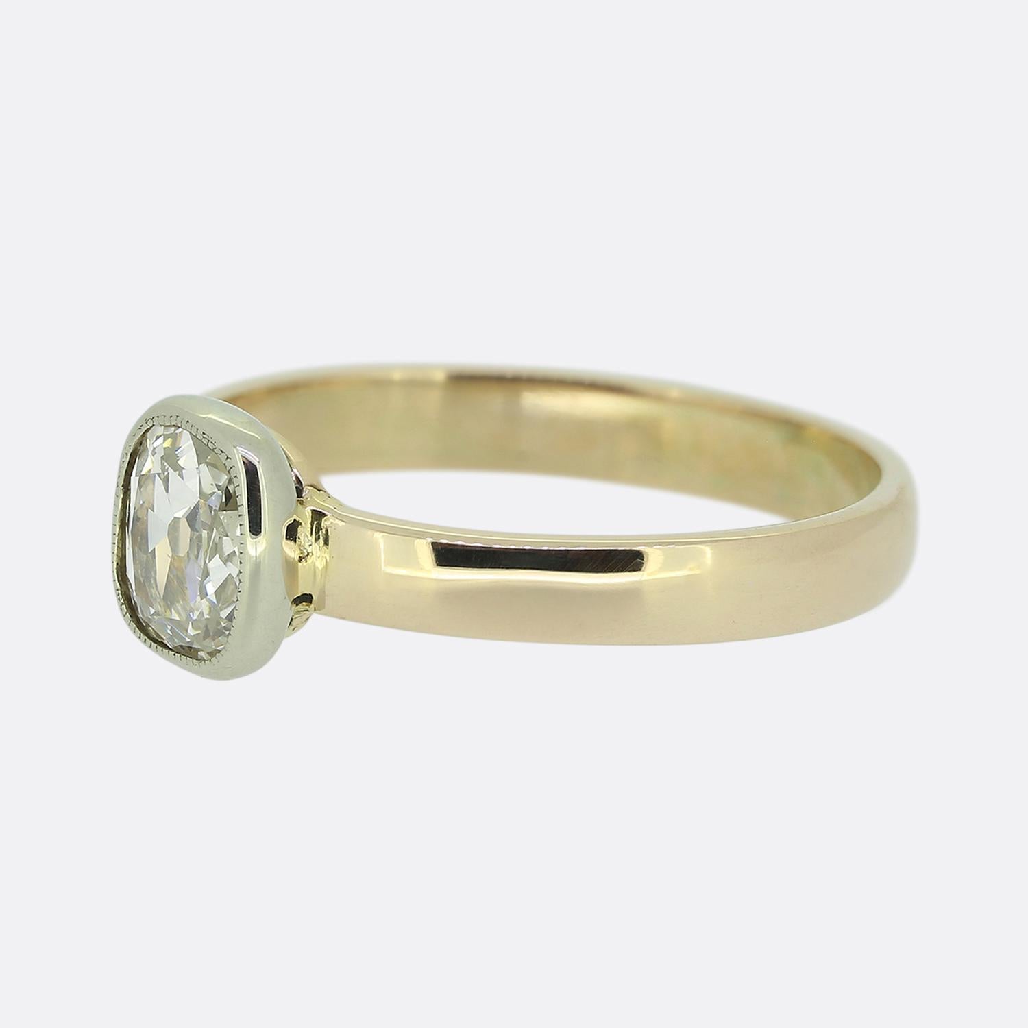 Nous avons ici une bague solitaire raffinée en or jaune 18ct avec un diamant. Au centre de la face se trouve un diamant antique de 0,40 carat de taille coussin. Cette pierre d'une blancheur éclatante trône seule et fièrement dans une fine monture en