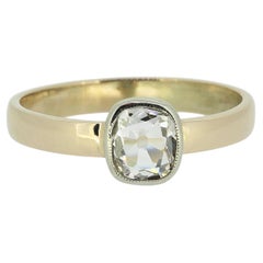 Bague solitaire ancienne avec diamant rectangulaire taille coussin de 0,40 carat