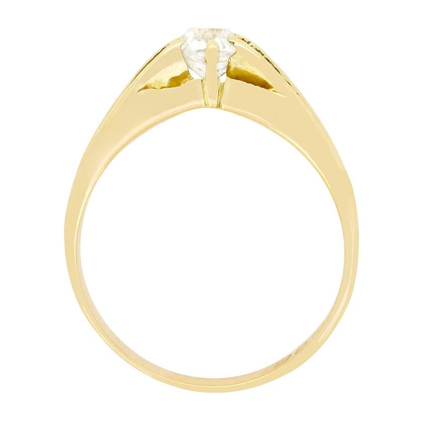 Ein einzelner Diamant im Altschliff steht im Mittelpunkt dieses wunderschönen Siegelrings, der 1929 gestempelt wurde.  Der Diamant hat ein Gewicht von 0,40 Karat und ist von hoher Qualität mit einer Farbe von F und einer Reinheit von VS. Der Stein