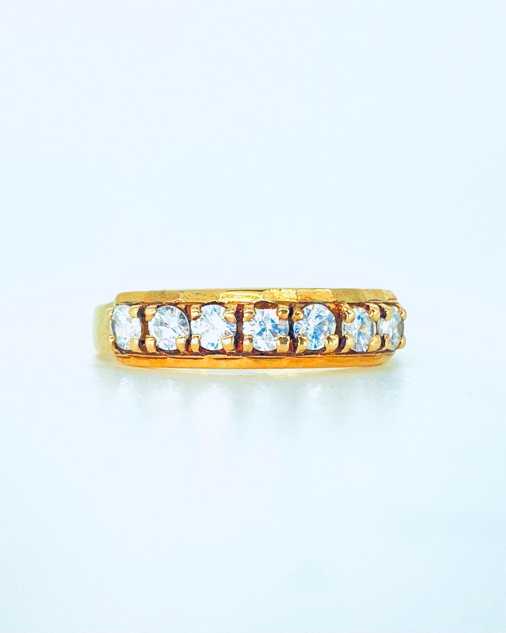Antiguo anillo de media eternidad de diamantes de 0,42 quilates y 7 piedras de oro de 14k. El anillo es de la talla 6,75 y pesa 2,2 gramos. El anillo tiene 7 diamantes redondos con un peso aproximado de 0,06 quilates cada uno, lo que hace un total