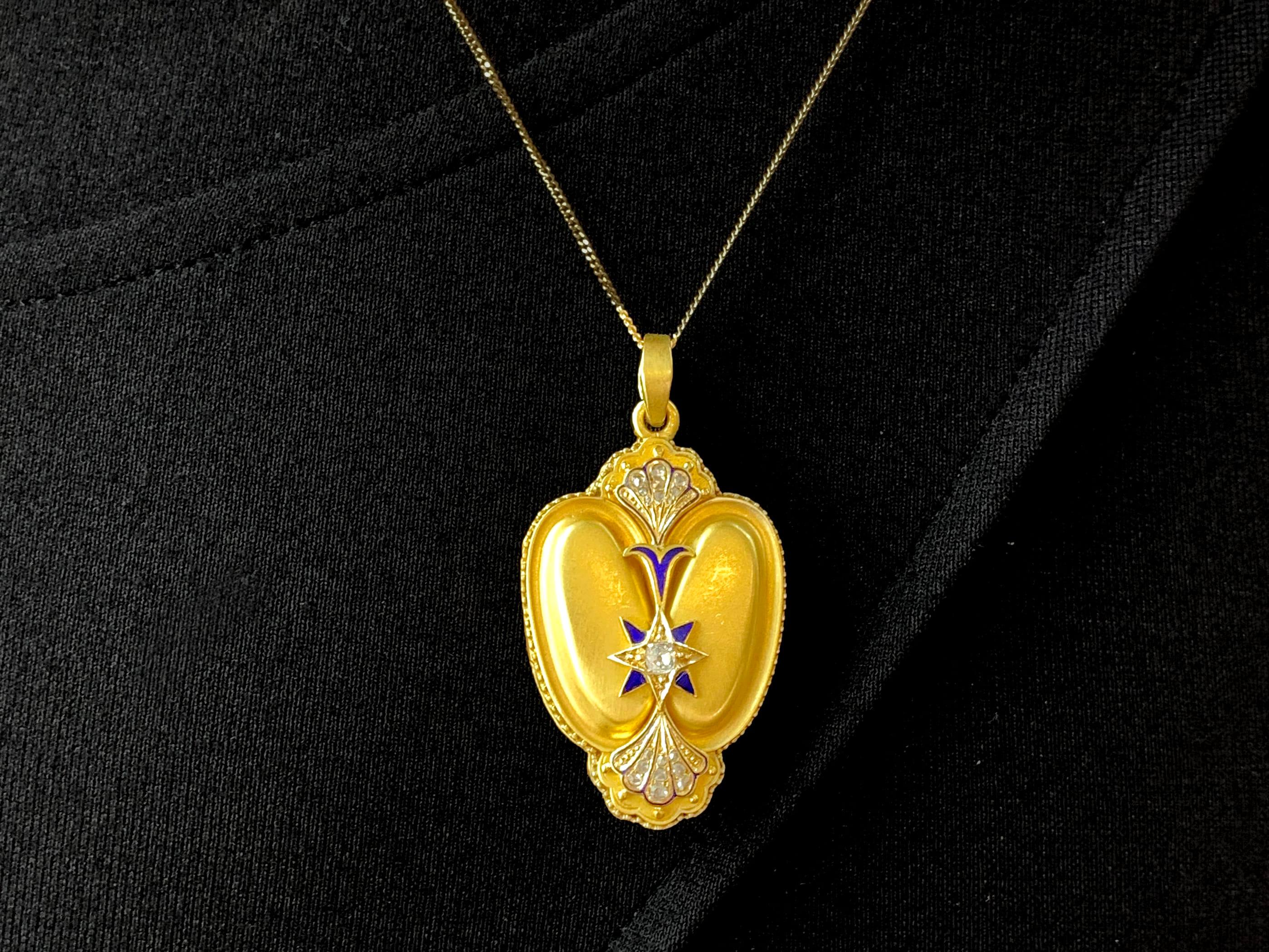 Taille ronde Pendentif médaillon ancien en or jaune 16 carats, émaillé de diamants de 0,45 carat en vente