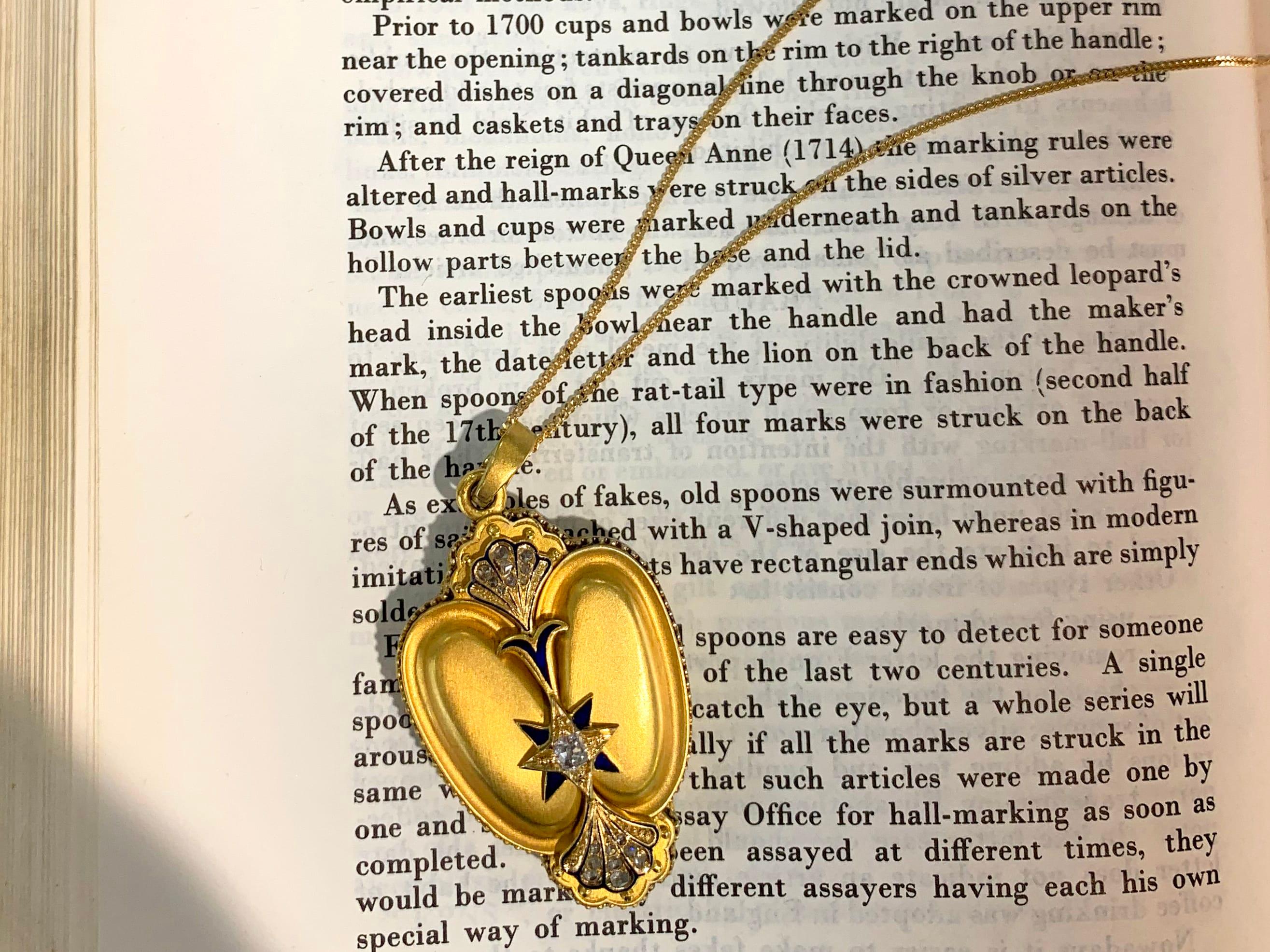 Pendentif médaillon ancien en or jaune 16 carats, émaillé de diamants de 0,45 carat Excellent état - En vente à Jesmond, Newcastle Upon Tyne