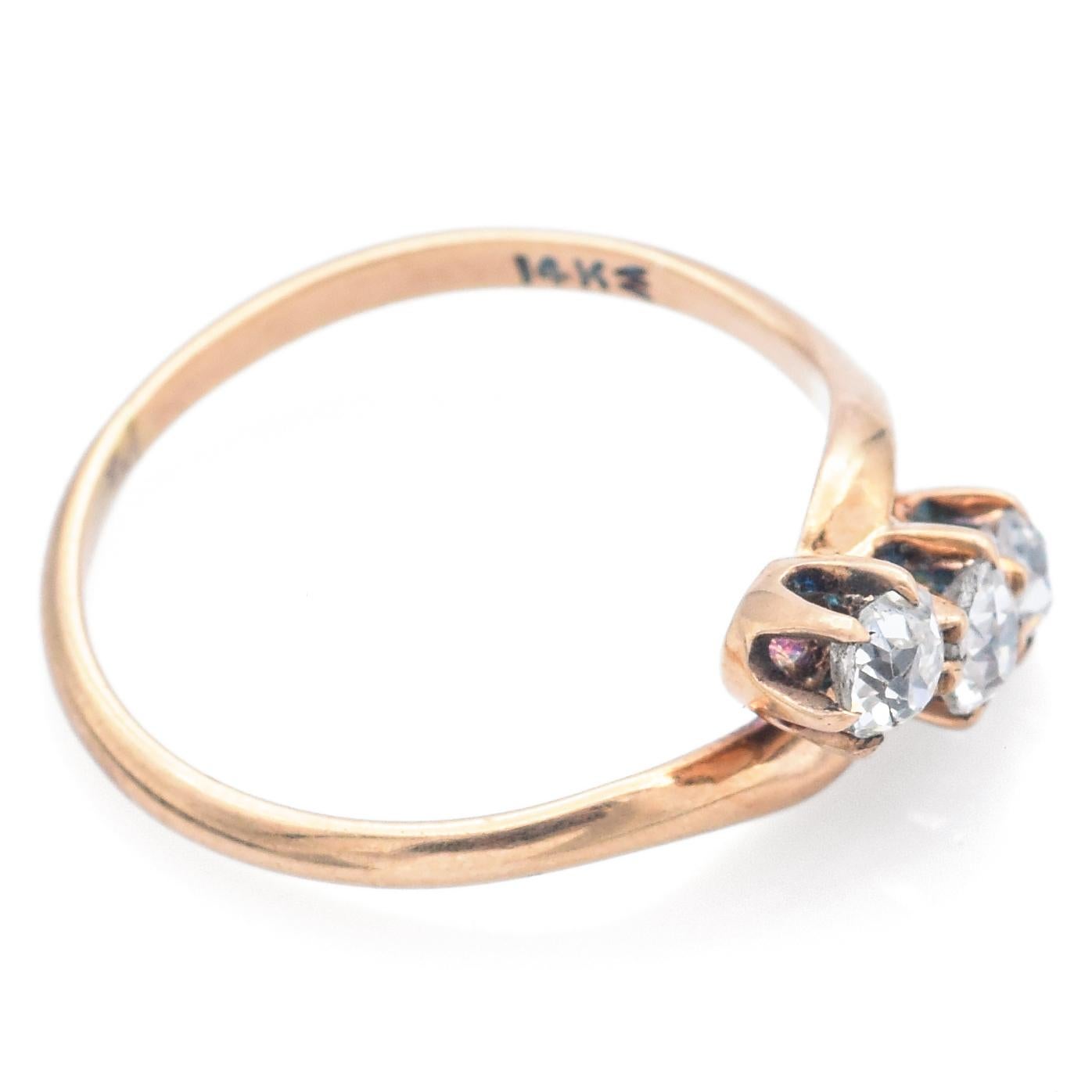Antiker 0,45 TCW Diamant Gelbgold Bypass-Ring mit drei Steinen, Größe 6 im Zustand „Gut“ im Angebot in New York, NY
