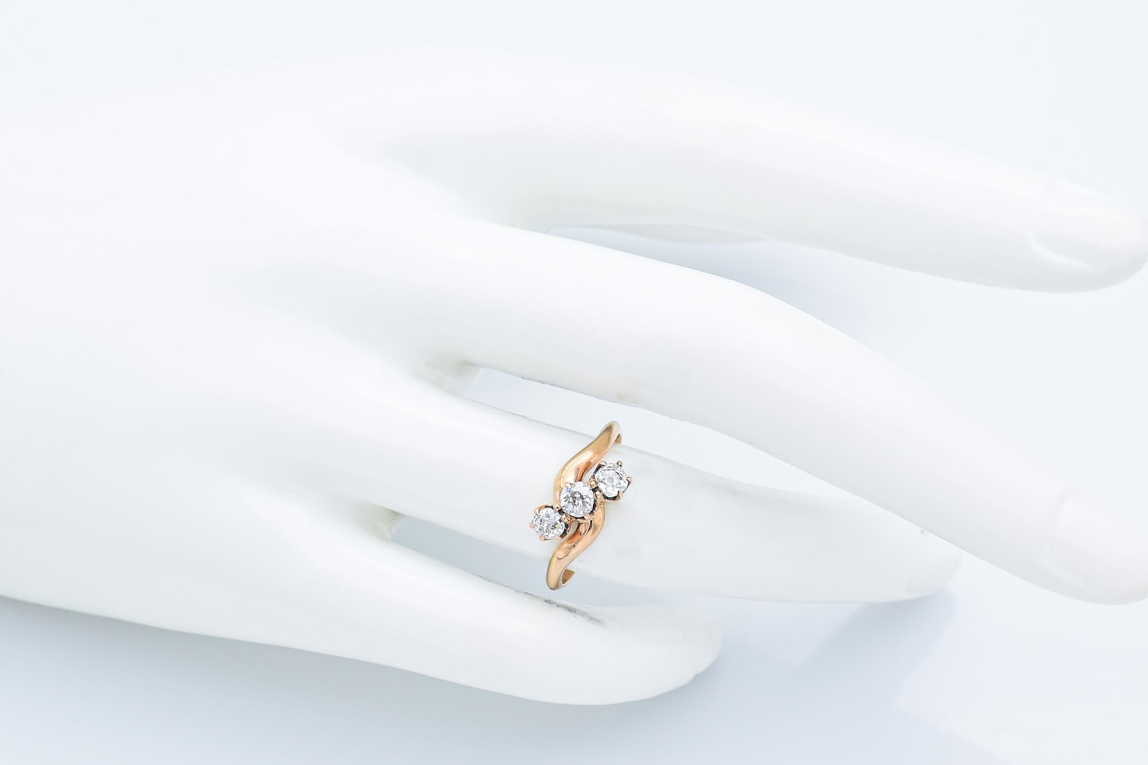 Antiker 0,45 TCW Diamant Gelbgold Bypass-Ring mit drei Steinen, Größe 6 Damen im Angebot