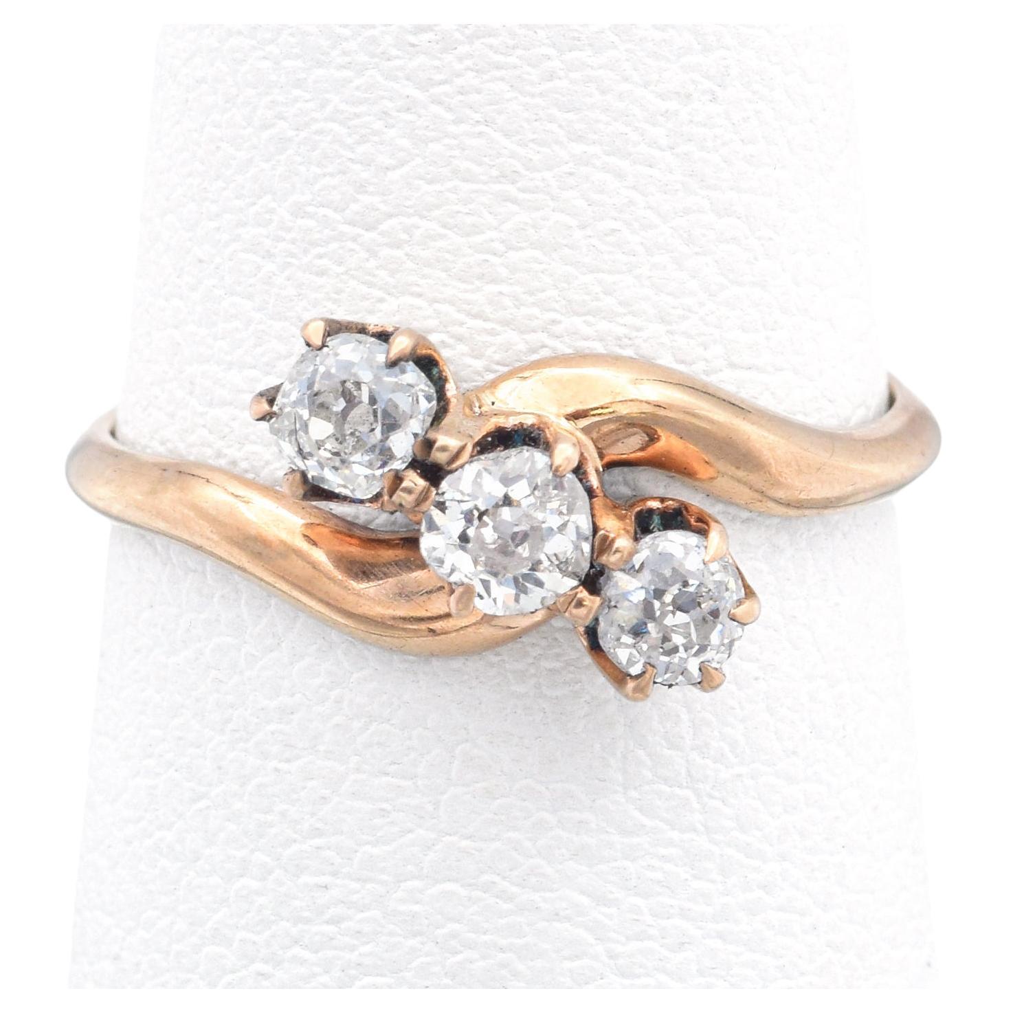 Antiker 0,45 TCW Diamant Gelbgold Bypass-Ring mit drei Steinen, Größe 6 im Angebot