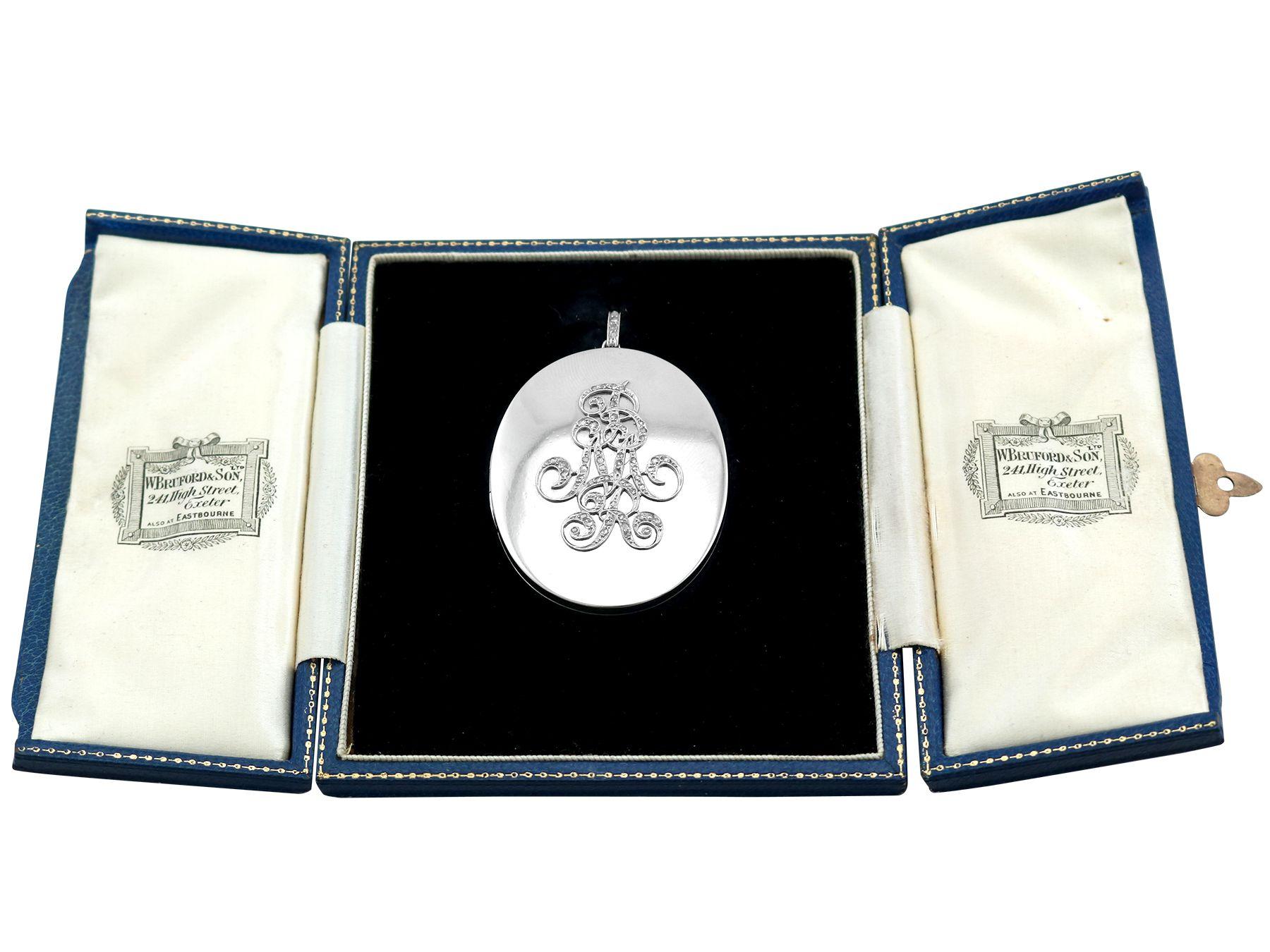 Antikes Medaillon aus Platin mit 0,45 Karat Diamanten im Angebot 4