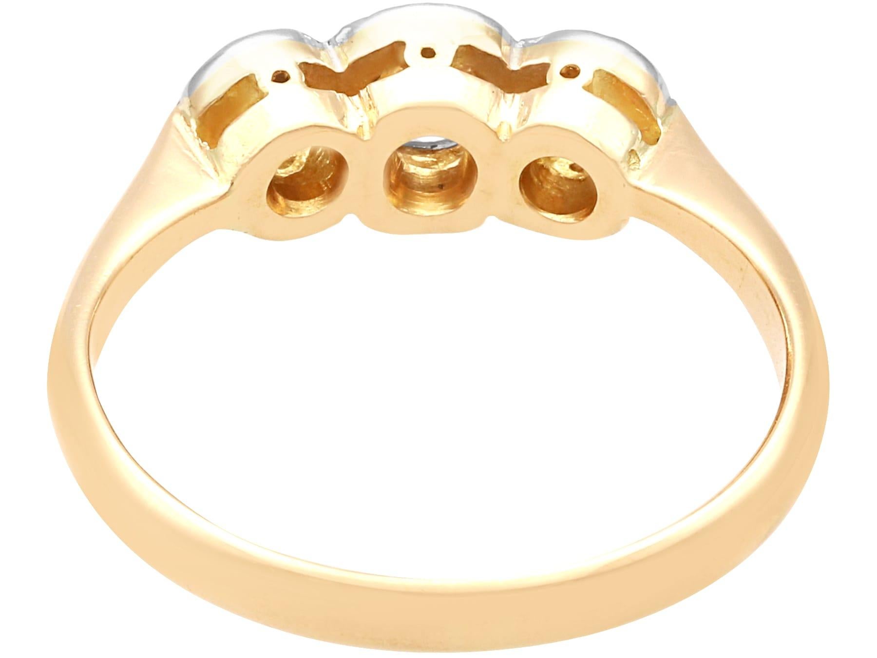 Antique 0.46Ct Diamond and 18k Yellow Gold Trilogy Ring Circa 1930 In Excellent Condition For Sale In Jesmond, Newcastle Upon Tyne