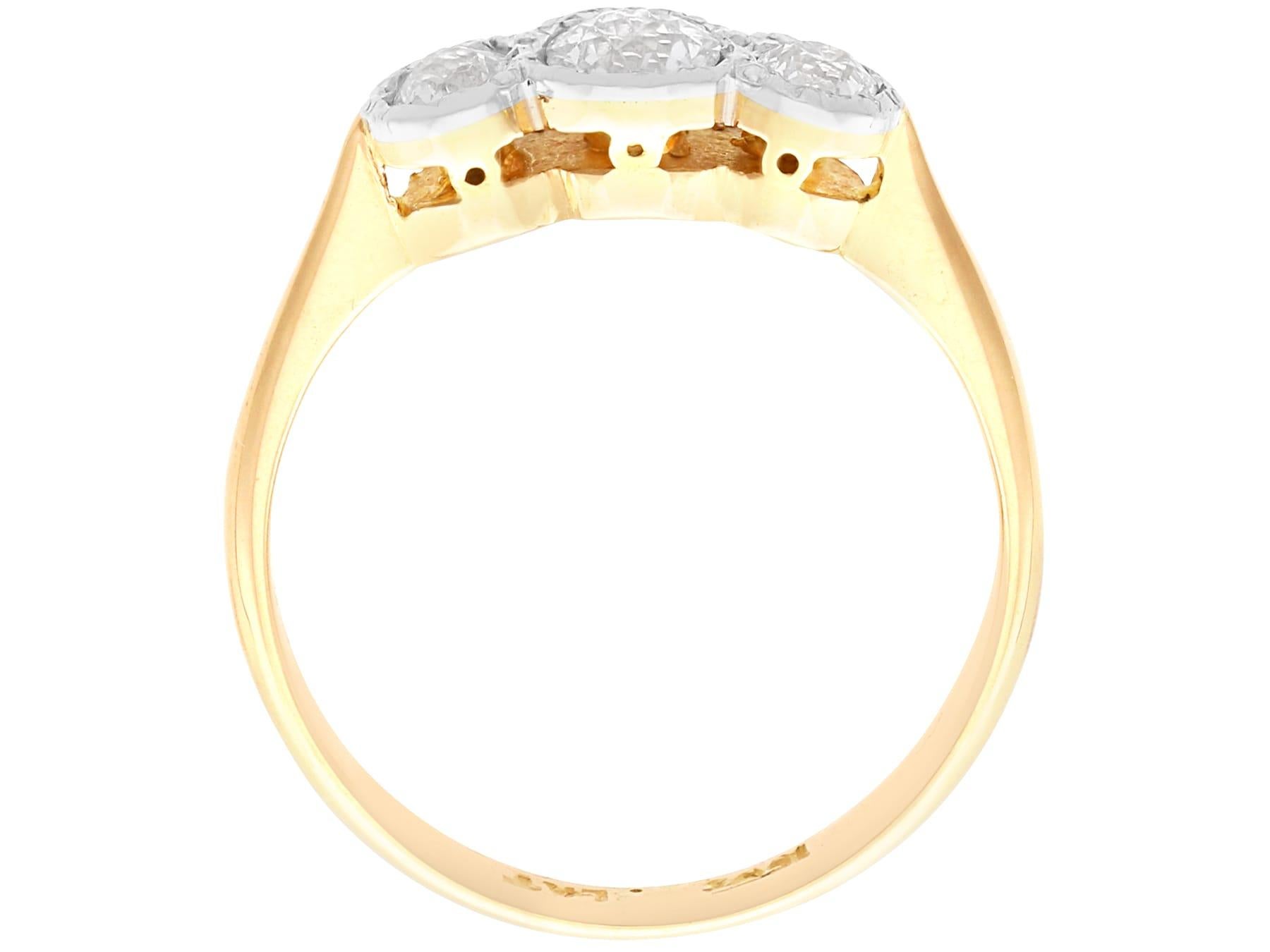 Women's or Men's Antique 0.46Ct Diamond and 18k Yellow Gold Trilogy Ring Circa 1930 For Sale