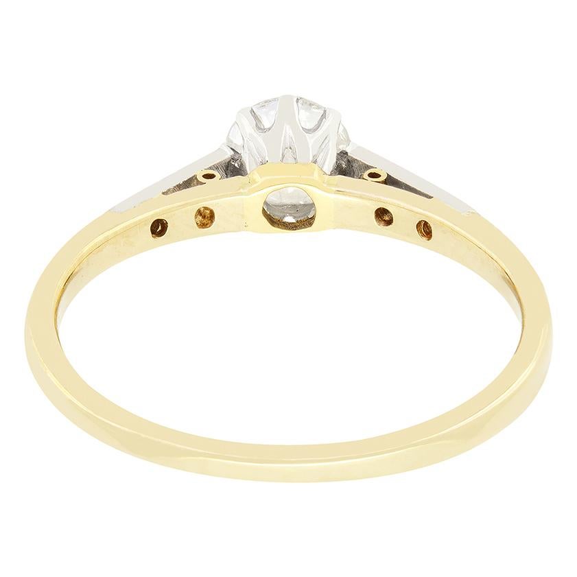Datant des années 1920, cette bague solitaire ancienne est un classique intemporel, sertie d'un étincelant diamant de taille transitionnelle en son centre. D'un poids de 0,50 carat, le diamant a une couleur estimée à G et une pureté estimée à VS1.