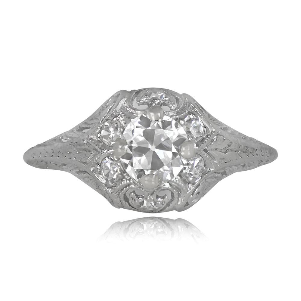 Bague en diamant Art déco : Une exquise bague ancienne de l'époque Arte Deco mettant en valeur un captivant diamant de taille européenne ancienne d'environ 0,50 carats, de couleur J et de pureté VS2. Elegamment ornée de gravures à la main, de