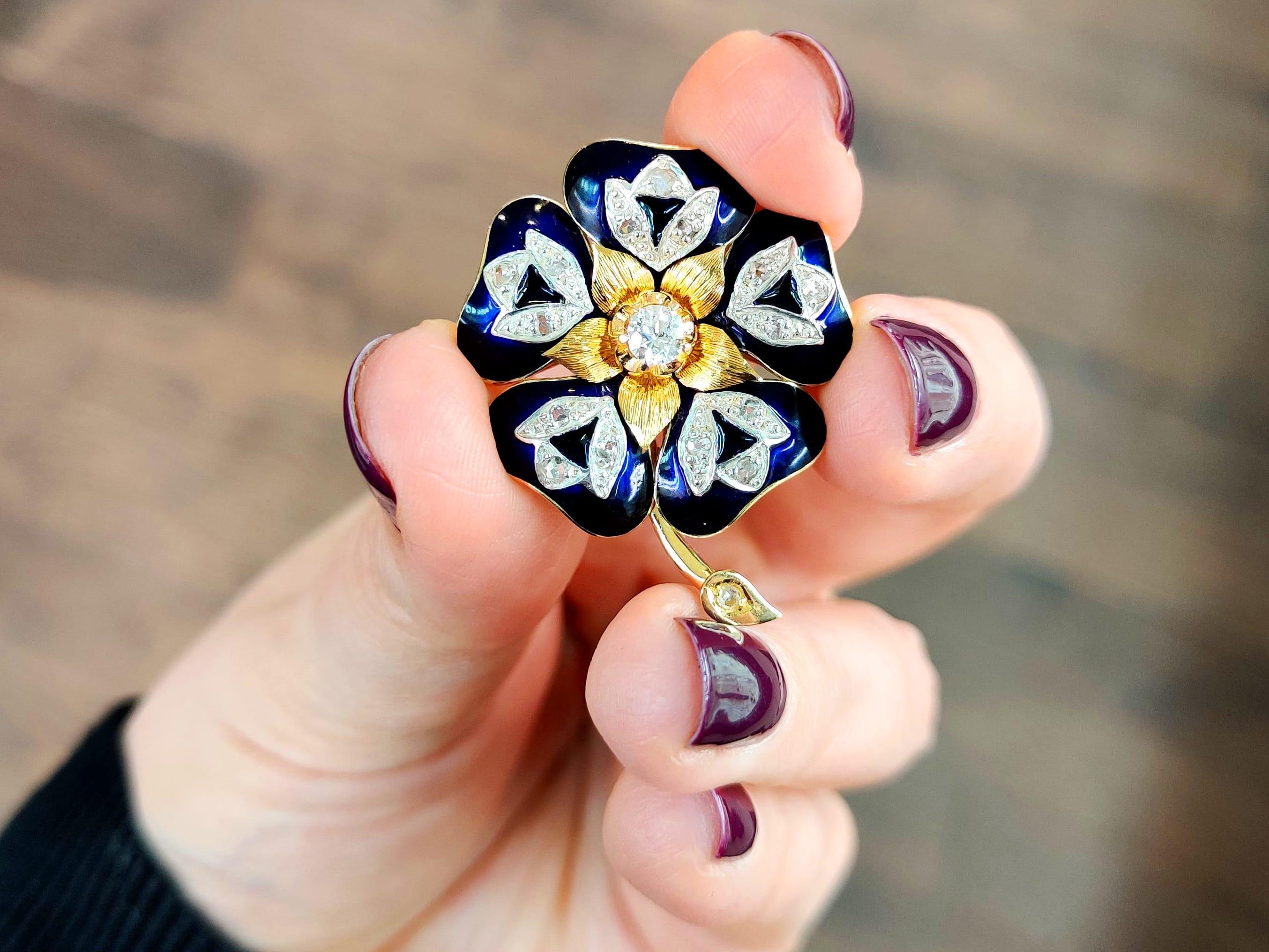 Antique Diamond and Enamel Flower Brooch in 18k Yellow Gold In Excellent Condition For Sale In Jesmond, Newcastle Upon Tyne