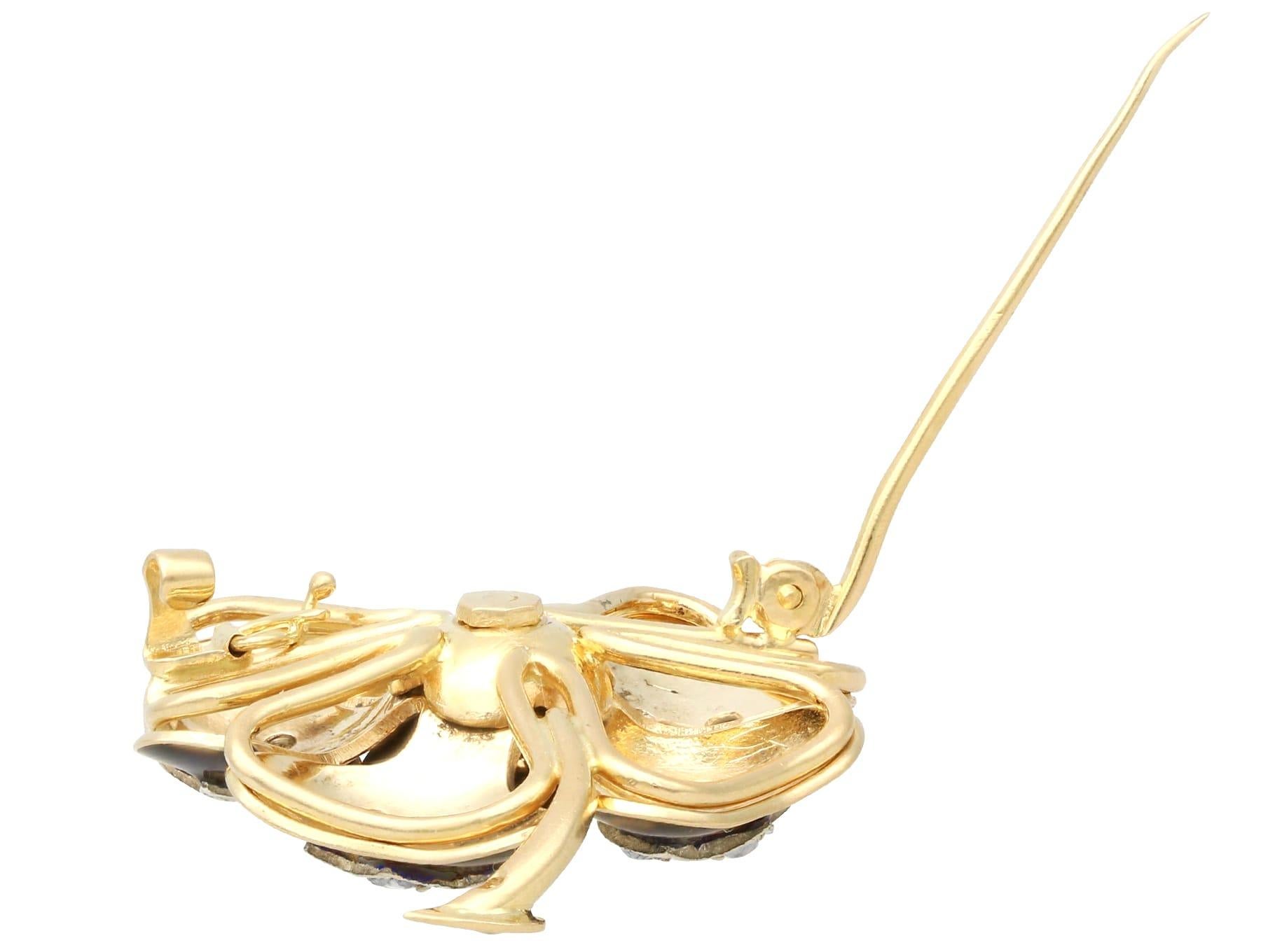Broche ancienne en forme de fleur en or jaune 18 carats, émail et diamants de 0,52 carat en vente 1