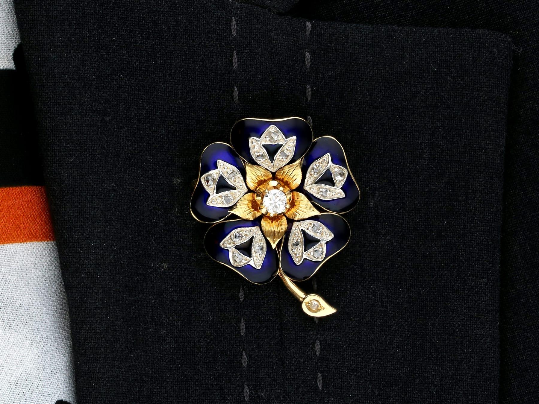 Broche ancienne en forme de fleur en or jaune 18 carats, émail et diamants de 0,52 carat en vente 3