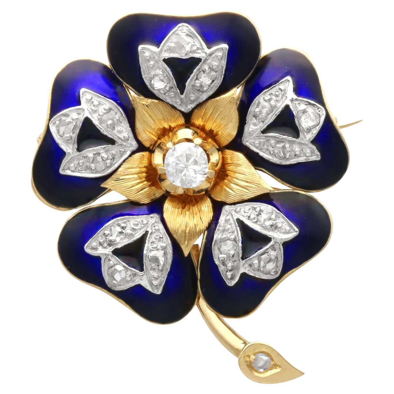 Broche ancienne en forme de fleur en or jaune 18 carats, émail et diamants de 0,52 carat en vente