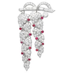 Antiguo rubí de 0,52 quilates y diamante de 5,32 quilates, broche de platino Circa 1935