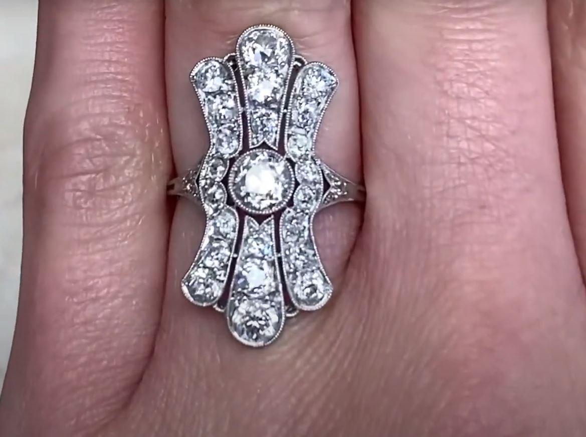 Dieser exquisite, längliche Originalring im Art-Déco-Stil ist ein wahres Meisterwerk der Handwerkskunst des frühen 20. Jahrhunderts, das die zeitlose Eleganz dieser Epoche widerspiegelt. Der um 1920 in Handarbeit gefertigte Ring zeichnet sich durch