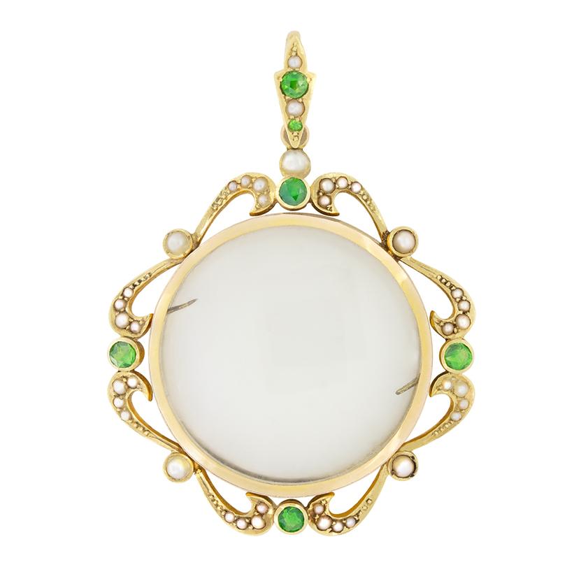 Antiker 0,55ct Peridot- und Perlenrahmen-Anhänger, um 1900 (Viktorianisch) im Angebot